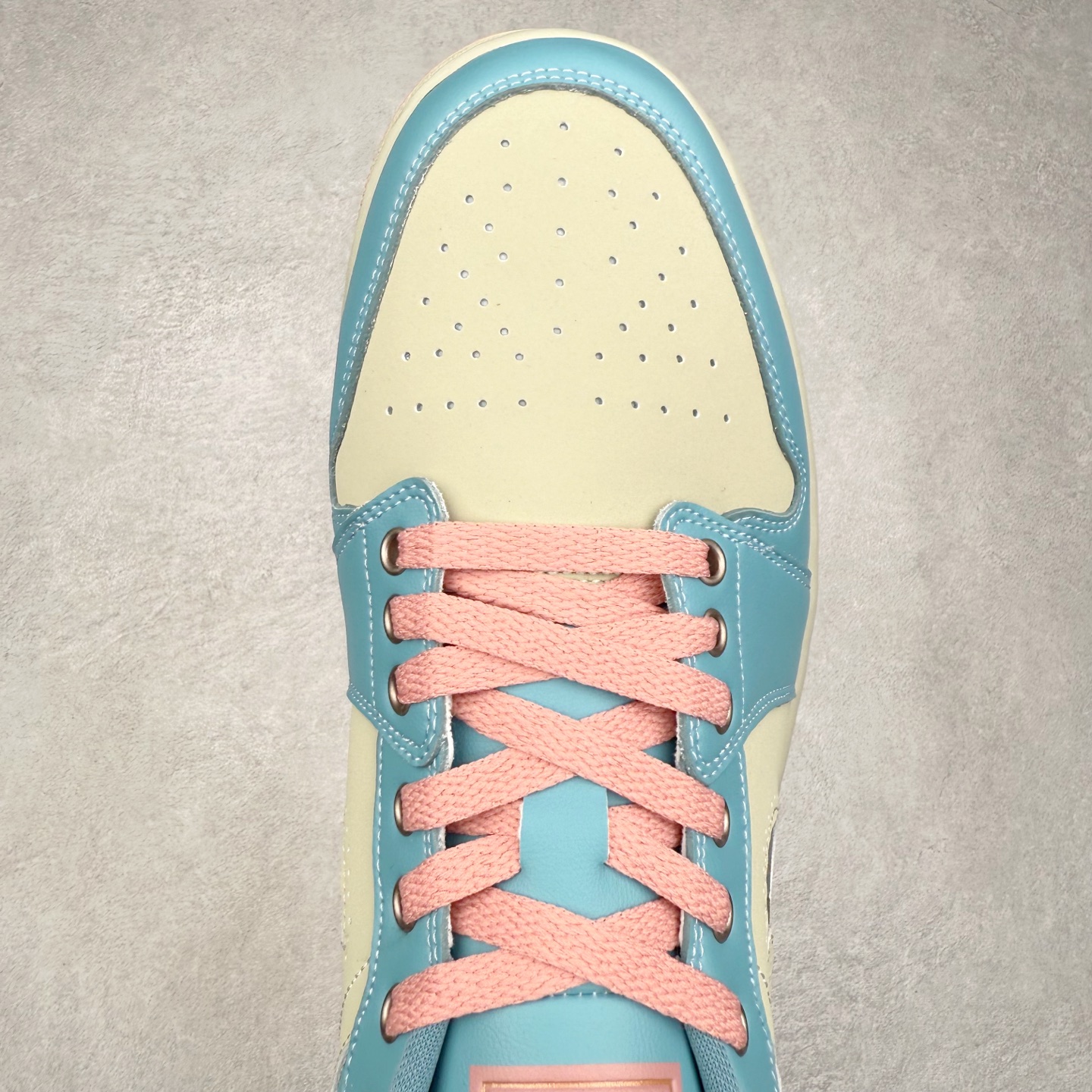 图片[4]-＃K版 Air Jordan AJ1 Low 低帮 IM8120-464 全新流水线出品 DT版本唯一平替选择 市场第二梯队最强版 全部原鞋开发 原楦原纸板开发 全鞋电脑针车 原厂内置全掌气垫 原盒内在原标 唯一Zp原版鞋带绑法 免检产品 全新2022版型 全头层皮料 完美零毛边处理 原厂配置全掌气垫 价格定位良心 几十个配色陆续出货 实拍调校N版已经零色差零失真 百分百还原实物色彩所见即所得 不存在货不对板色差等低级问题 选购参考实物拍摄 不混卖不参货 只用心做好货严格选品 承诺混一赔十 尺码：36 36.5 37.5 38 38.5 39 40 40.5 41 42 42.5 43 44 44.5 45-选品中心