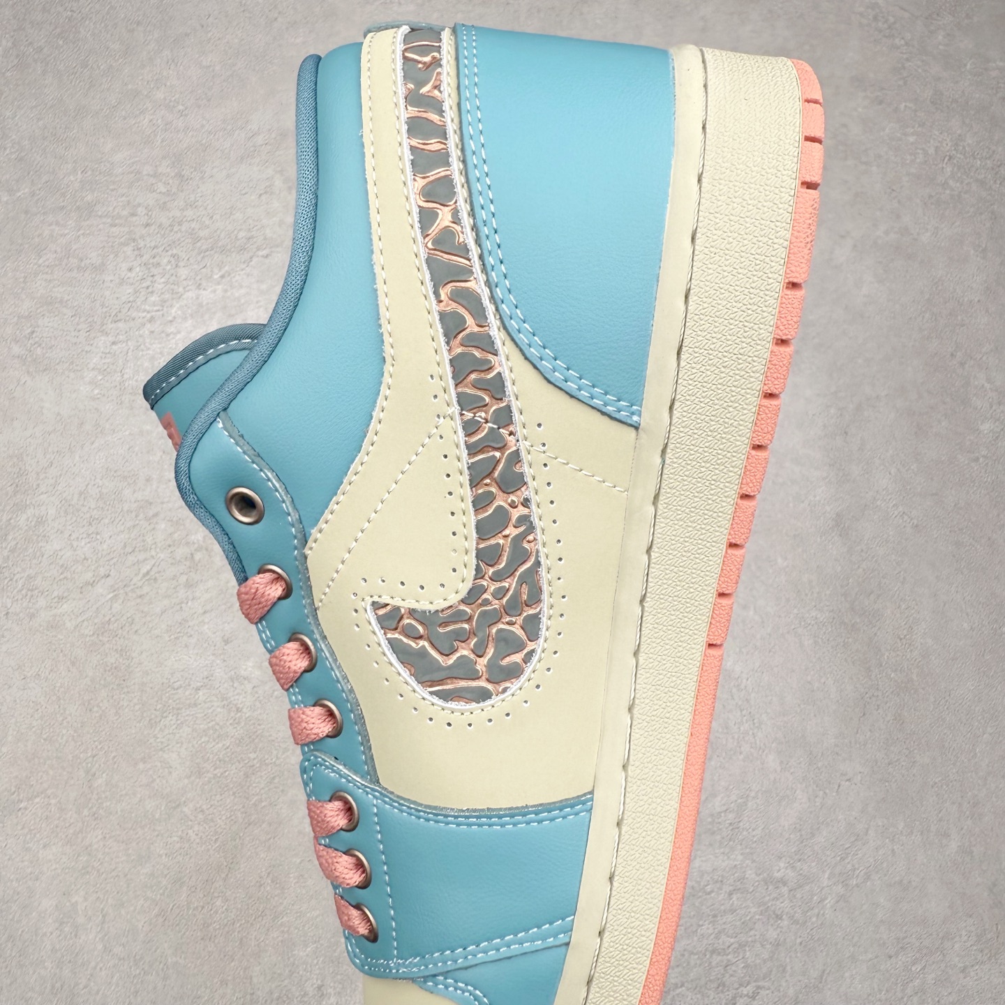 图片[7]-＃K版 Air Jordan AJ1 Low 低帮 IM8120-464 全新流水线出品 DT版本唯一平替选择 市场第二梯队最强版 全部原鞋开发 原楦原纸板开发 全鞋电脑针车 原厂内置全掌气垫 原盒内在原标 唯一Zp原版鞋带绑法 免检产品 全新2022版型 全头层皮料 完美零毛边处理 原厂配置全掌气垫 价格定位良心 几十个配色陆续出货 实拍调校N版已经零色差零失真 百分百还原实物色彩所见即所得 不存在货不对板色差等低级问题 选购参考实物拍摄 不混卖不参货 只用心做好货严格选品 承诺混一赔十 尺码：36 36.5 37.5 38 38.5 39 40 40.5 41 42 42.5 43 44 44.5 45-选品中心