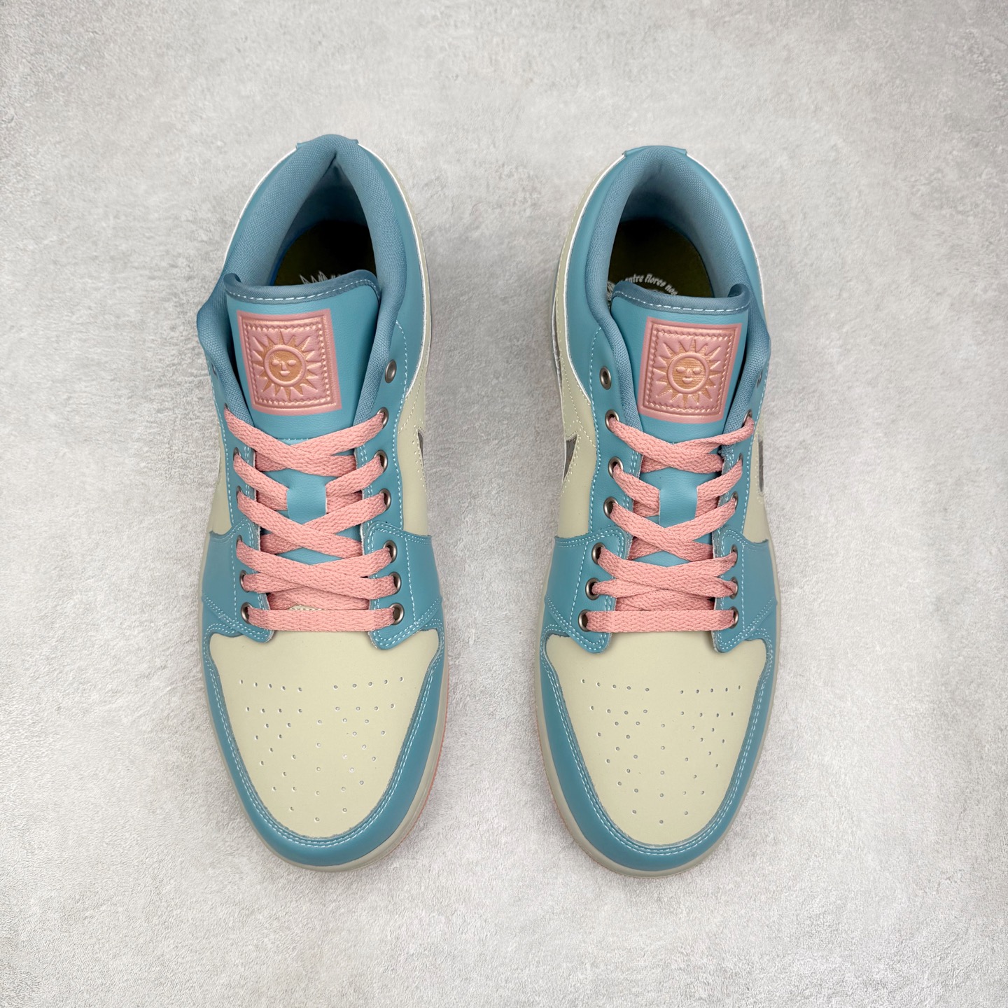 图片[2]-＃K版 Air Jordan AJ1 Low 低帮 IM8120-464 全新流水线出品 DT版本唯一平替选择 市场第二梯队最强版 全部原鞋开发 原楦原纸板开发 全鞋电脑针车 原厂内置全掌气垫 原盒内在原标 唯一Zp原版鞋带绑法 免检产品 全新2022版型 全头层皮料 完美零毛边处理 原厂配置全掌气垫 价格定位良心 几十个配色陆续出货 实拍调校N版已经零色差零失真 百分百还原实物色彩所见即所得 不存在货不对板色差等低级问题 选购参考实物拍摄 不混卖不参货 只用心做好货严格选品 承诺混一赔十 尺码：36 36.5 37.5 38 38.5 39 40 40.5 41 42 42.5 43 44 44.5 45-选品中心