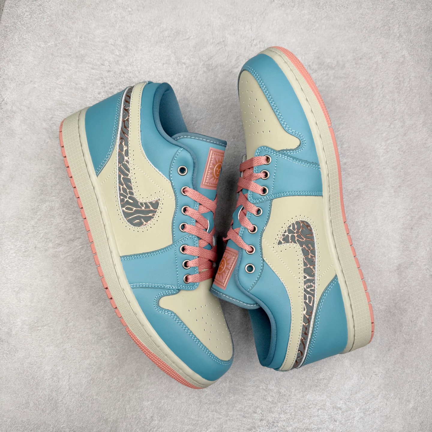 图片[3]-＃K版 Air Jordan AJ1 Low 低帮 IM8120-464 全新流水线出品 DT版本唯一平替选择 市场第二梯队最强版 全部原鞋开发 原楦原纸板开发 全鞋电脑针车 原厂内置全掌气垫 原盒内在原标 唯一Zp原版鞋带绑法 免检产品 全新2022版型 全头层皮料 完美零毛边处理 原厂配置全掌气垫 价格定位良心 几十个配色陆续出货 实拍调校N版已经零色差零失真 百分百还原实物色彩所见即所得 不存在货不对板色差等低级问题 选购参考实物拍摄 不混卖不参货 只用心做好货严格选品 承诺混一赔十 尺码：36 36.5 37.5 38 38.5 39 40 40.5 41 42 42.5 43 44 44.5 45-选品中心