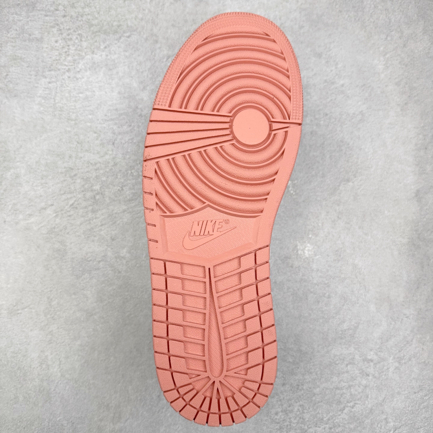 图片[9]-＃K版 Air Jordan AJ1 Low 低帮 IM8120-464 全新流水线出品 DT版本唯一平替选择 市场第二梯队最强版 全部原鞋开发 原楦原纸板开发 全鞋电脑针车 原厂内置全掌气垫 原盒内在原标 唯一Zp原版鞋带绑法 免检产品 全新2022版型 全头层皮料 完美零毛边处理 原厂配置全掌气垫 价格定位良心 几十个配色陆续出货 实拍调校N版已经零色差零失真 百分百还原实物色彩所见即所得 不存在货不对板色差等低级问题 选购参考实物拍摄 不混卖不参货 只用心做好货严格选品 承诺混一赔十 尺码：36 36.5 37.5 38 38.5 39 40 40.5 41 42 42.5 43 44 44.5 45-选品中心