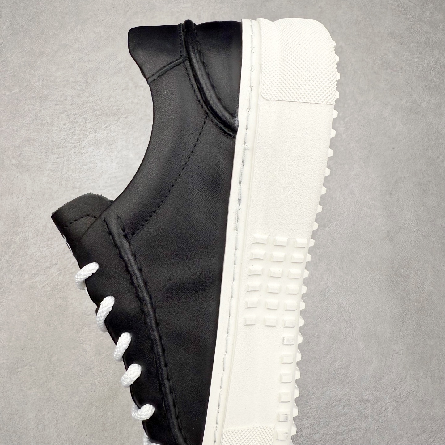 图片[7]-ECCO爱步男士休闲小白鞋 简单耐看清爽版型 百搭休闲板鞋 柔酷7号系列 鞋面采用进口小牛皮+透气头层猪皮内里 时尚个性 出街有型 简约系带设计 可自由调节松紧 鞋底采用高端顶级TPR环保科技材料 磨具贴合鞋底给你不一样的缓力性能 舒适 增强运动性 高端大气时尚不失稳重 休闲百搭 简约利落 尺码：38 39 40 41 42 43 44（皮鞋码）-选品中心