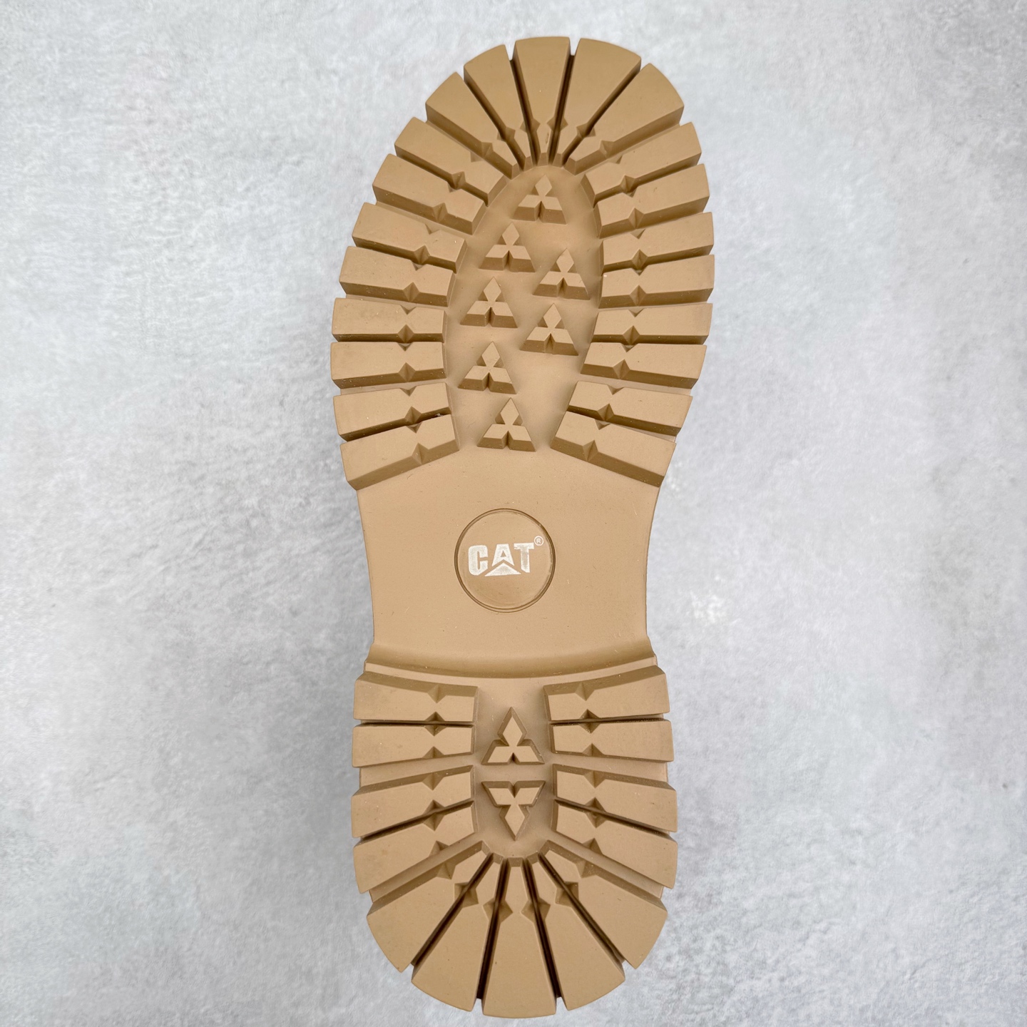 图片[9]-CAT卡特 户外工装轻底休闲马丁靴大黄靴系列 广东大厂品质 全新工艺升级 全鞋真牛皮材料 大底到五金都是代工厂原材料制作 同原版固特异永不开胶工艺 好货不杀猪 首单质量严格把控 全网独家首发 品质毋庸置疑 全套官网统一包装 今年冬季防寒户外专用 日常随意搭配 尺码：39 40 41 42 43 44（皮鞋码）-选品中心