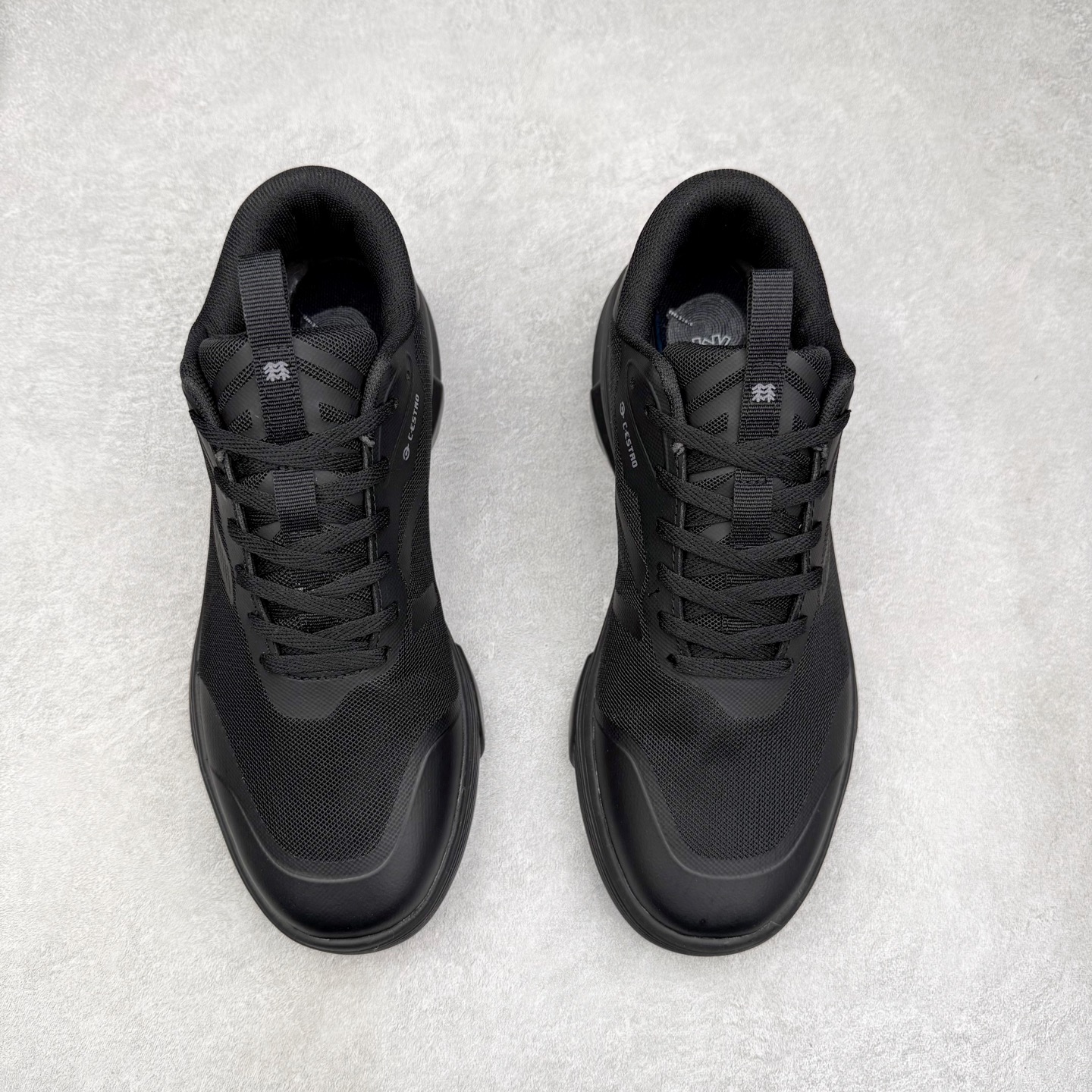 图片[2]-KOLON SPORT Skyler 舒适柔软 防水支撑轻便回弹低帮徒步鞋 男女同款 KOLON SPORT 可隆1973年诞生，并首次推出登山装备。自创立起，KOLON SPORT就把绿色定为基本色调，以常青树为品牌标志，坚持以关爱自然为己任，积极探求自然界的舒适，并以此应用于新产品的开发与研究。40多年来，历经不断革新，成就高端专业户外品牌。实拍调校N版已经零色差零失真 百分百还原实物色彩所见即所得 不存在货不对板色差等低级问题 选购参考实物拍摄 不混卖不参货 只用心做好货严格选品 承诺混一赔十 尺码：36 36.5 37.5 38 38.5 39 40 40.5 41 42 42.5 43 44 44.5 45-选品中心