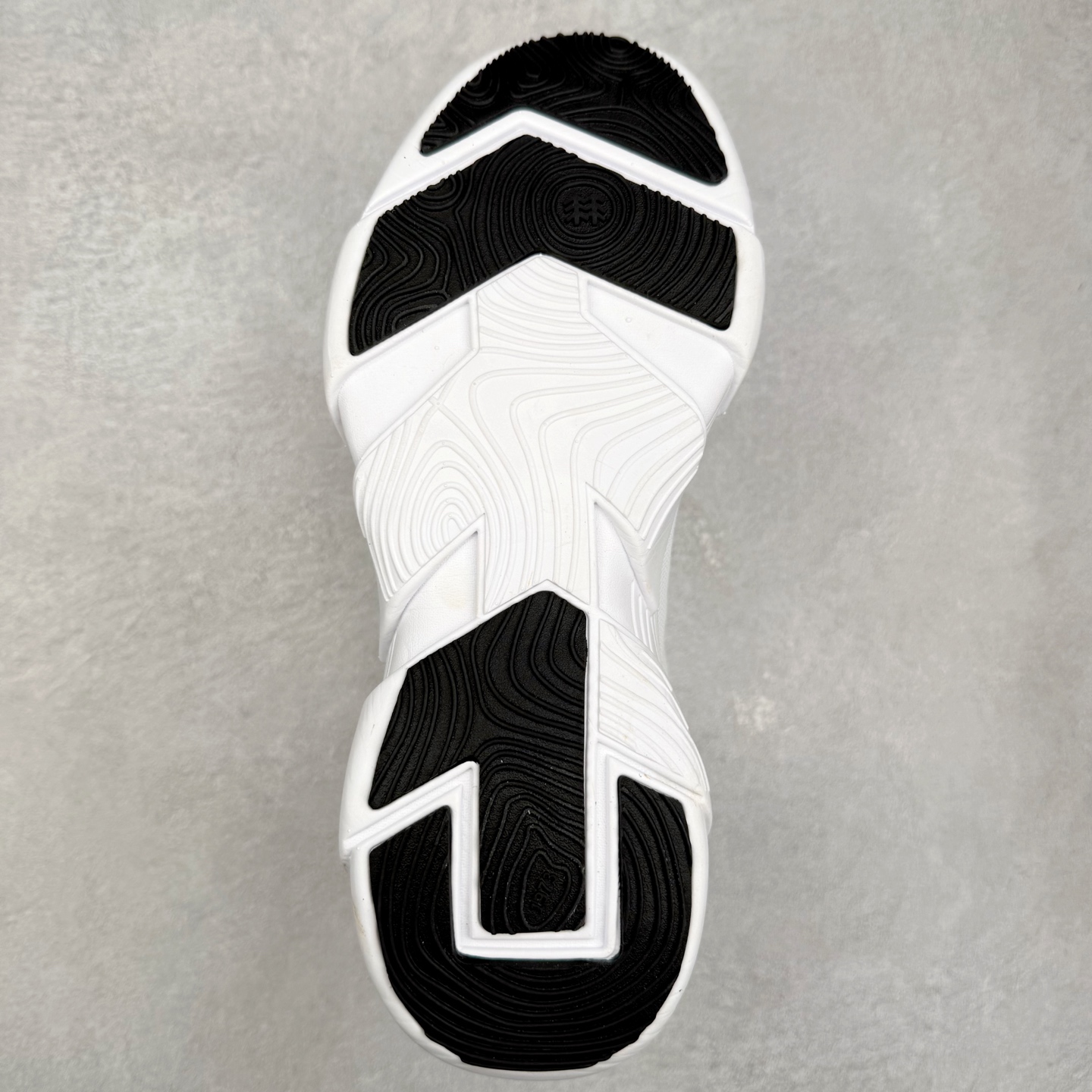 图片[9]-KOLON SPORT Skyler 舒适柔软 防水支撑轻便回弹低帮徒步鞋 男女同款 KOLON SPORT 可隆1973年诞生，并首次推出登山装备。自创立起，KOLON SPORT就把绿色定为基本色调，以常青树为品牌标志，坚持以关爱自然为己任，积极探求自然界的舒适，并以此应用于新产品的开发与研究。40多年来，历经不断革新，成就高端专业户外品牌。实拍调校N版已经零色差零失真 百分百还原实物色彩所见即所得 不存在货不对板色差等低级问题 选购参考实物拍摄 不混卖不参货 只用心做好货严格选品 承诺混一赔十 尺码：36 36.5 37.5 38 38.5 39 40 40.5 41 42 42.5 43 44 44.5 45-选品中心