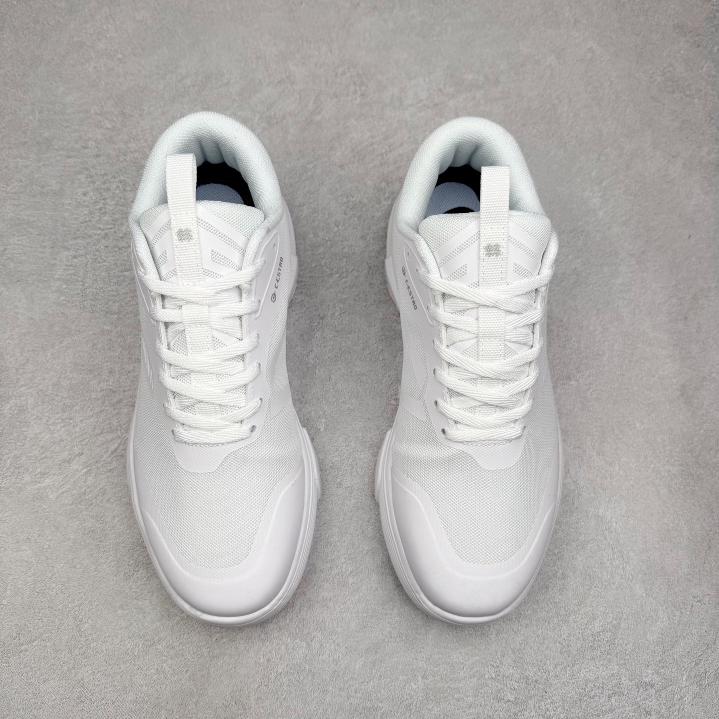 图片[2]-KOLON SPORT Skyler 舒适柔软 防水支撑轻便回弹低帮徒步鞋 男女同款 KOLON SPORT 可隆1973年诞生，并首次推出登山装备。自创立起，KOLON SPORT就把绿色定为基本色调，以常青树为品牌标志，坚持以关爱自然为己任，积极探求自然界的舒适，并以此应用于新产品的开发与研究。40多年来，历经不断革新，成就高端专业户外品牌。实拍调校N版已经零色差零失真 百分百还原实物色彩所见即所得 不存在货不对板色差等低级问题 选购参考实物拍摄 不混卖不参货 只用心做好货严格选品 承诺混一赔十 尺码：36 36.5 37.5 38 38.5 39 40 40.5 41 42 42.5 43 44 44.5 45-选品中心