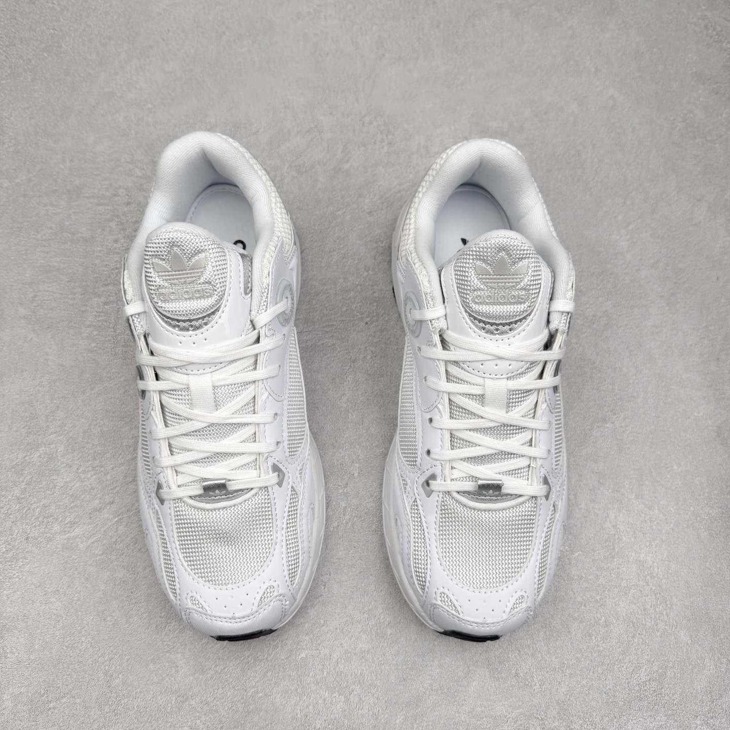 图片[2]-AD Original Astir 耐磨复古运动休闲鞋 鞋款灵感来自2000年代的跑步款式 鞋面和超大号孔眼进行更新复古色系搭配经典蓝白色 金色线条贯穿鞋身 增强鞋整体的流线感拼接设计 整体更显得有层次感，更有老爹鞋的味道网面透气设计 夏日出门也不会感到闷脚既舒适又透气带点稍微厚底的中底特殊材料 上脚偏软非常显高显瘦 休闲运动都可以搭配 尺码：35.5 36 36.5 37.5 38 38.5 39 40 40.5 41 42 42.5 43 44 44.5 45-选品中心