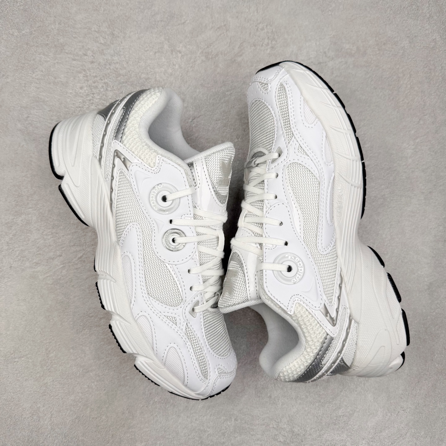 图片[3]-AD Original Astir 耐磨复古运动休闲鞋 鞋款灵感来自2000年代的跑步款式 鞋面和超大号孔眼进行更新复古色系搭配经典蓝白色 金色线条贯穿鞋身 增强鞋整体的流线感拼接设计 整体更显得有层次感，更有老爹鞋的味道网面透气设计 夏日出门也不会感到闷脚既舒适又透气带点稍微厚底的中底特殊材料 上脚偏软非常显高显瘦 休闲运动都可以搭配 尺码：35.5 36 36.5 37.5 38 38.5 39 40 40.5 41 42 42.5 43 44 44.5 45-选品中心