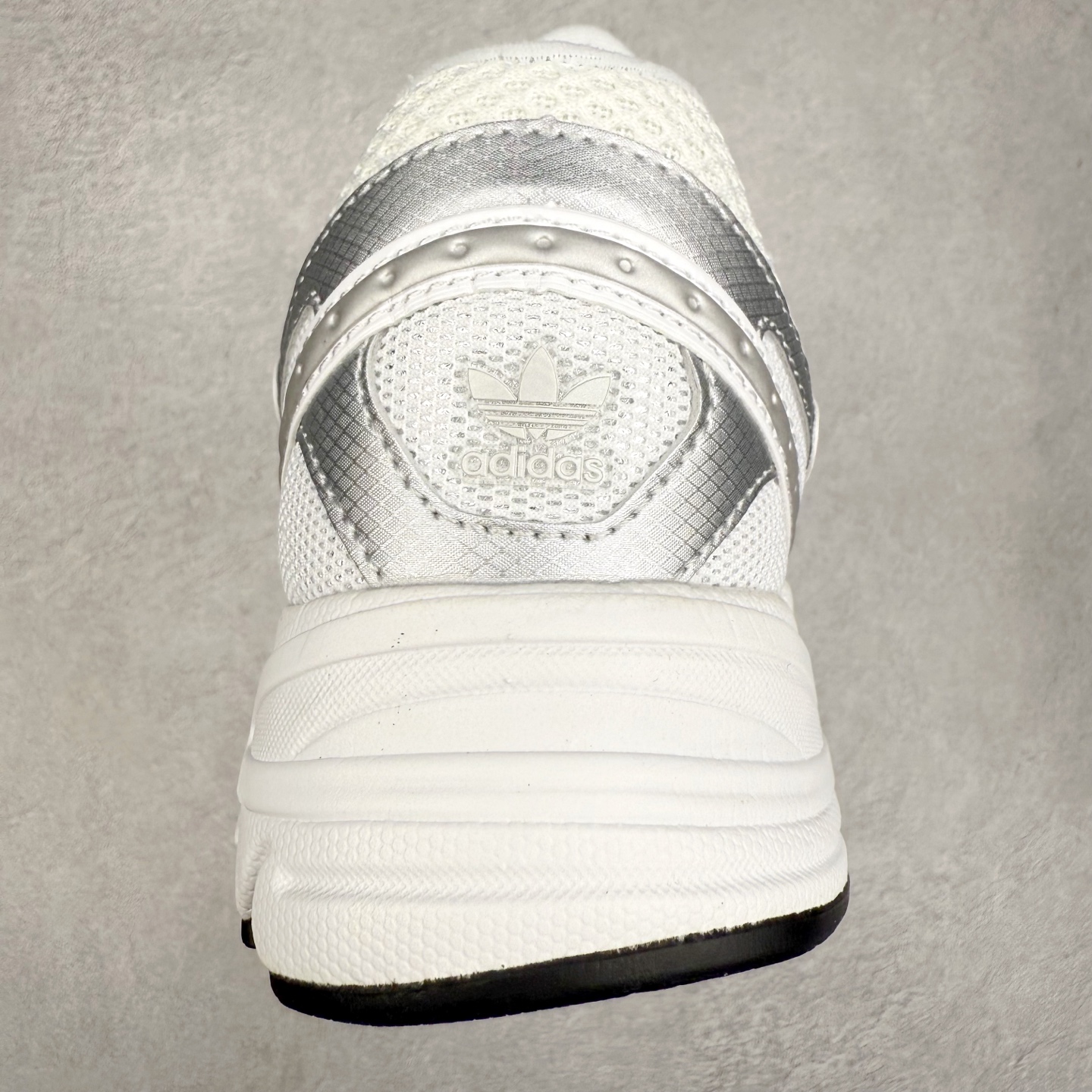 图片[8]-AD Original Astir 耐磨复古运动休闲鞋 鞋款灵感来自2000年代的跑步款式 鞋面和超大号孔眼进行更新复古色系搭配经典蓝白色 金色线条贯穿鞋身 增强鞋整体的流线感拼接设计 整体更显得有层次感，更有老爹鞋的味道网面透气设计 夏日出门也不会感到闷脚既舒适又透气带点稍微厚底的中底特殊材料 上脚偏软非常显高显瘦 休闲运动都可以搭配 尺码：35.5 36 36.5 37.5 38 38.5 39 40 40.5 41 42 42.5 43 44 44.5 45-选品中心