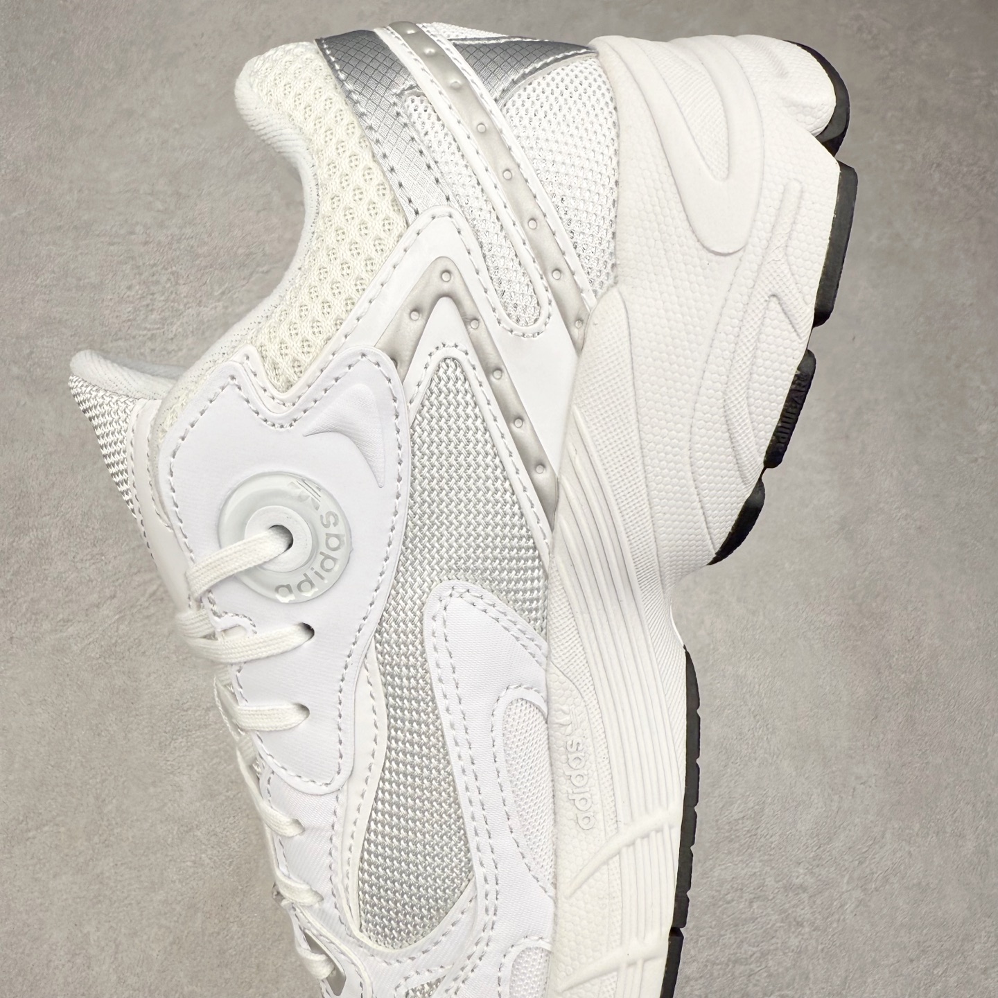 图片[7]-AD Original Astir 耐磨复古运动休闲鞋 鞋款灵感来自2000年代的跑步款式 鞋面和超大号孔眼进行更新复古色系搭配经典蓝白色 金色线条贯穿鞋身 增强鞋整体的流线感拼接设计 整体更显得有层次感，更有老爹鞋的味道网面透气设计 夏日出门也不会感到闷脚既舒适又透气带点稍微厚底的中底特殊材料 上脚偏软非常显高显瘦 休闲运动都可以搭配 尺码：35.5 36 36.5 37.5 38 38.5 39 40 40.5 41 42 42.5 43 44 44.5 45-选品中心