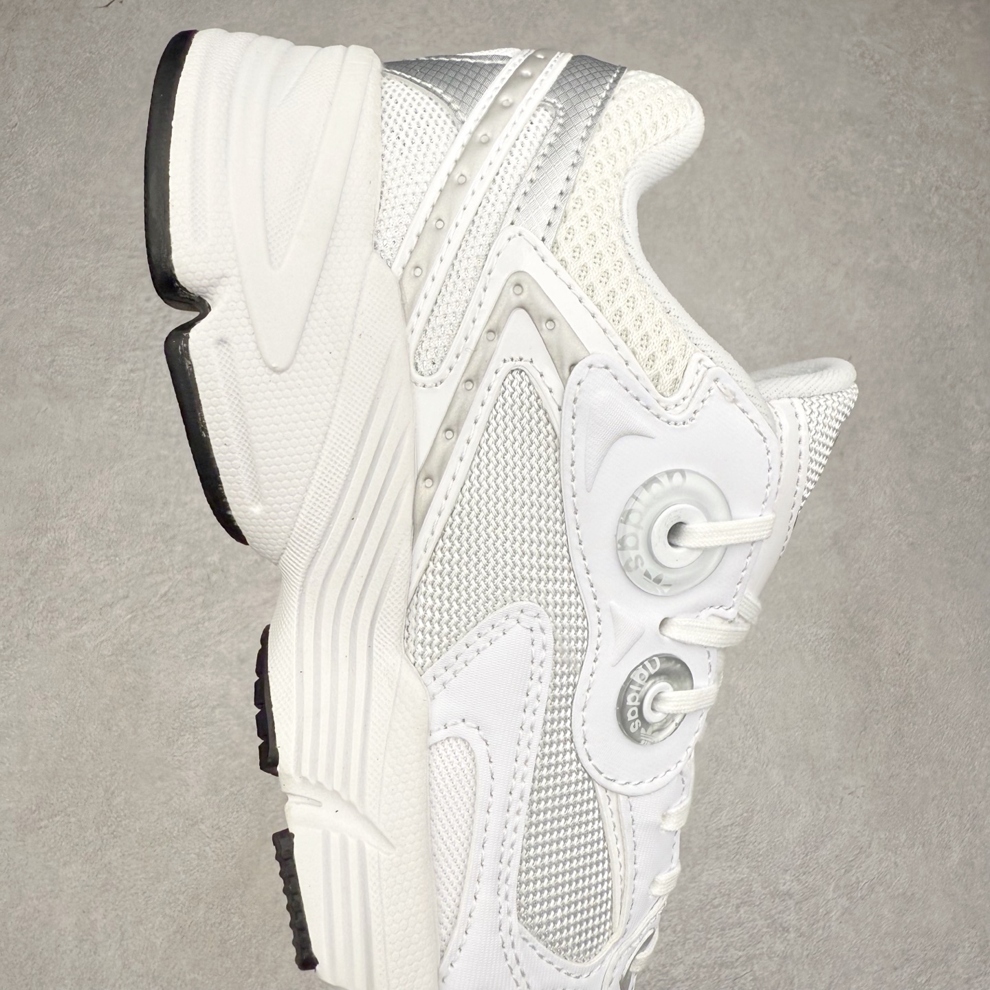 图片[6]-AD Original Astir 耐磨复古运动休闲鞋 鞋款灵感来自2000年代的跑步款式 鞋面和超大号孔眼进行更新复古色系搭配经典蓝白色 金色线条贯穿鞋身 增强鞋整体的流线感拼接设计 整体更显得有层次感，更有老爹鞋的味道网面透气设计 夏日出门也不会感到闷脚既舒适又透气带点稍微厚底的中底特殊材料 上脚偏软非常显高显瘦 休闲运动都可以搭配 尺码：35.5 36 36.5 37.5 38 38.5 39 40 40.5 41 42 42.5 43 44 44.5 45-选品中心