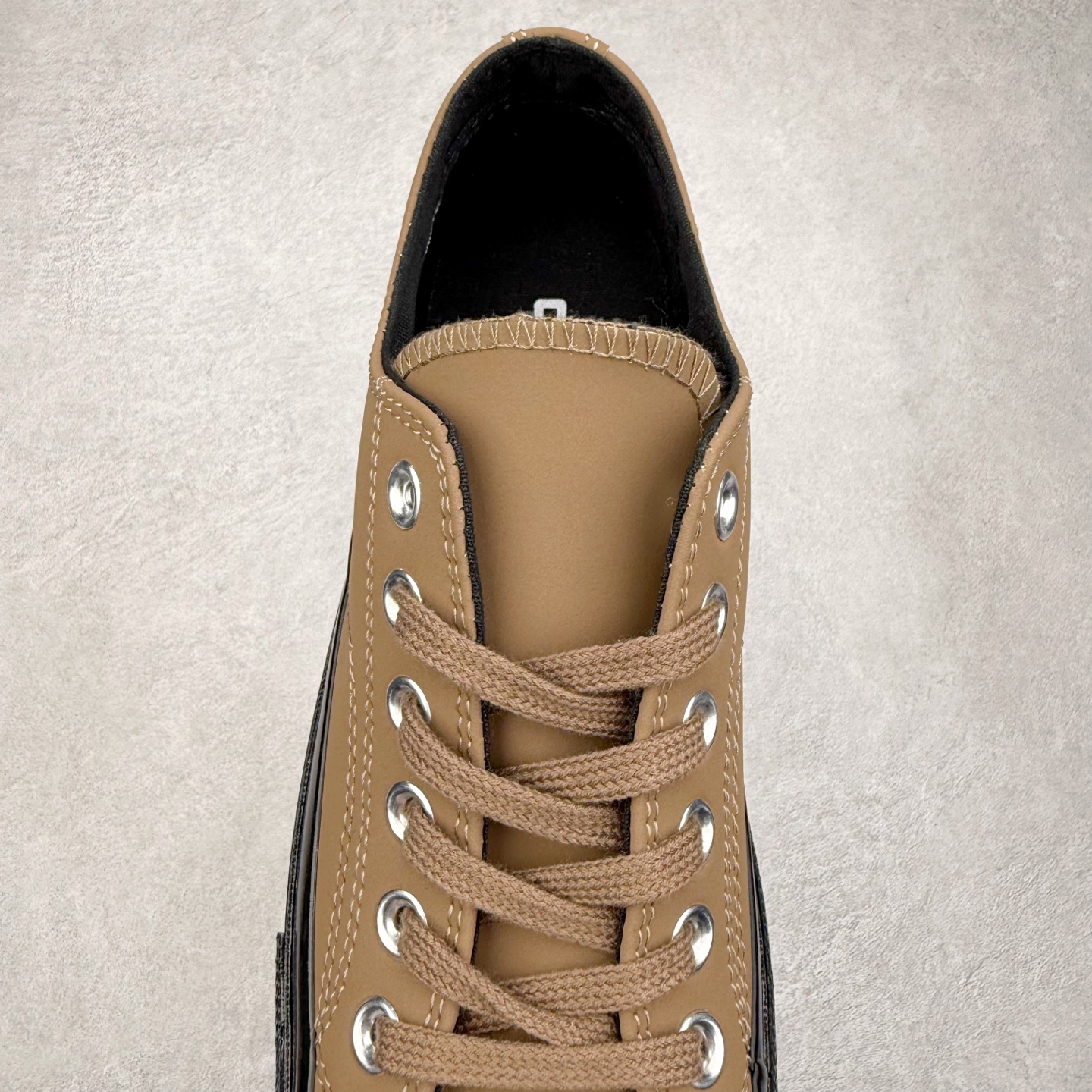 图片[5]-Converse All Star SQUARETOE Hi 匡威新款 日本限定 新款方头系列 耐磨高帮男女同款休闲帆布鞋 来自Converse Japan 全新「Square Toe」系列，保留了Chuck Taylor标志性设计，只不过把那个再熟悉不过的圆头，换成了一个干脆利落的「方头」。变化虽小，风格却大不同！ 设计上与早前Rick Owens 的联名方头有几分神似，却更日常、更易穿、更人人皆可驾驭。 值得一提的是，方头造型不仅更有态度，也在前掌预留了更多空间，让穿着体验更加舒适，好看又好穿，真的很难不心动。 货号：31316280 黑色 尺码：35 36 37 38 39 40 41 42 43 44 （⚠️方头款尺码比1970s偏大一码）-选品中心