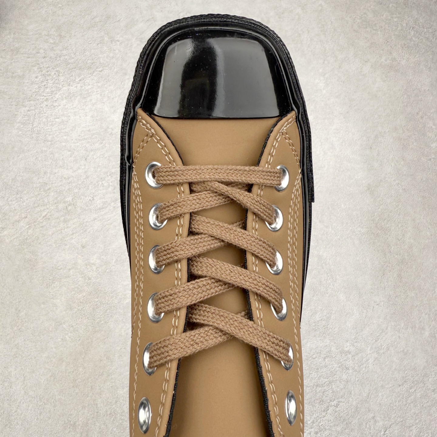 图片[4]-Converse All Star SQUARETOE Hi 匡威新款 日本限定 新款方头系列 耐磨高帮男女同款休闲帆布鞋 来自Converse Japan 全新「Square Toe」系列，保留了Chuck Taylor标志性设计，只不过把那个再熟悉不过的圆头，换成了一个干脆利落的「方头」。变化虽小，风格却大不同！ 设计上与早前Rick Owens 的联名方头有几分神似，却更日常、更易穿、更人人皆可驾驭。 值得一提的是，方头造型不仅更有态度，也在前掌预留了更多空间，让穿着体验更加舒适，好看又好穿，真的很难不心动。 货号：31316280 黑色 尺码：35 36 37 38 39 40 41 42 43 44 （⚠️方头款尺码比1970s偏大一码）-选品中心