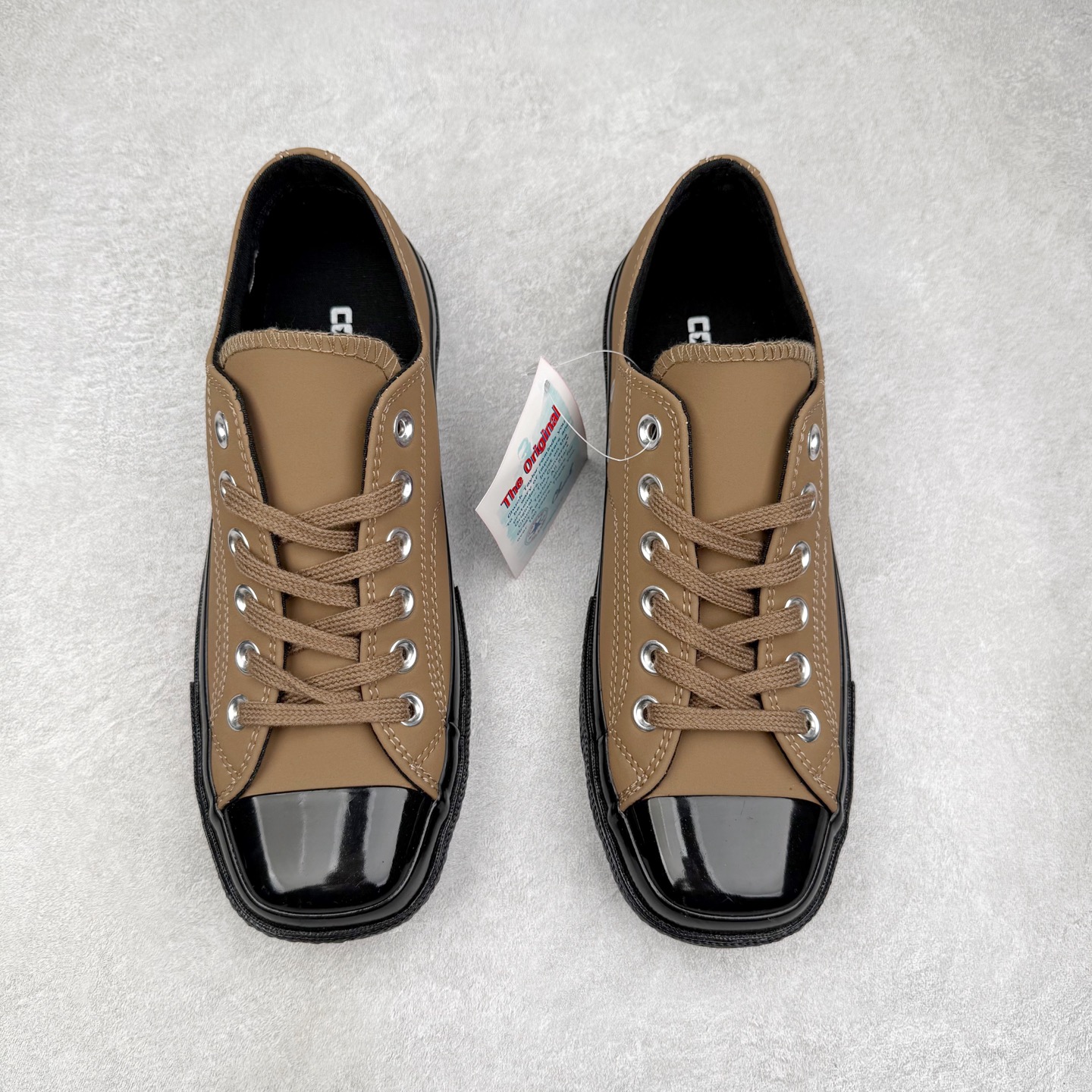 图片[2]-Converse All Star SQUARETOE Hi 匡威新款 日本限定 新款方头系列 耐磨高帮男女同款休闲帆布鞋 来自Converse Japan 全新「Square Toe」系列，保留了Chuck Taylor标志性设计，只不过把那个再熟悉不过的圆头，换成了一个干脆利落的「方头」。变化虽小，风格却大不同！ 设计上与早前Rick Owens 的联名方头有几分神似，却更日常、更易穿、更人人皆可驾驭。 值得一提的是，方头造型不仅更有态度，也在前掌预留了更多空间，让穿着体验更加舒适，好看又好穿，真的很难不心动。 货号：31316280 黑色 尺码：35 36 37 38 39 40 41 42 43 44 （⚠️方头款尺码比1970s偏大一码）-选品中心