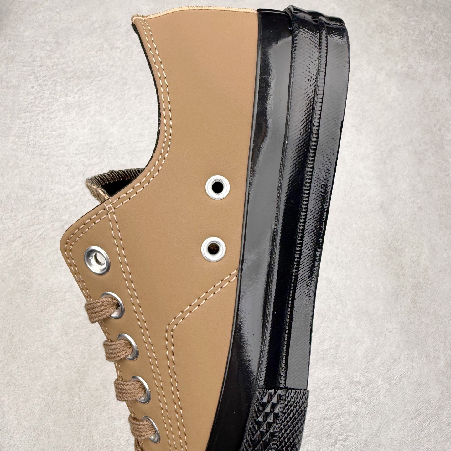 图片[7]-Converse All Star SQUARETOE Hi 匡威新款 日本限定 新款方头系列 耐磨高帮男女同款休闲帆布鞋 来自Converse Japan 全新「Square Toe」系列，保留了Chuck Taylor标志性设计，只不过把那个再熟悉不过的圆头，换成了一个干脆利落的「方头」。变化虽小，风格却大不同！ 设计上与早前Rick Owens 的联名方头有几分神似，却更日常、更易穿、更人人皆可驾驭。 值得一提的是，方头造型不仅更有态度，也在前掌预留了更多空间，让穿着体验更加舒适，好看又好穿，真的很难不心动。 货号：31316280 黑色 尺码：35 36 37 38 39 40 41 42 43 44 （⚠️方头款尺码比1970s偏大一码）-选品中心