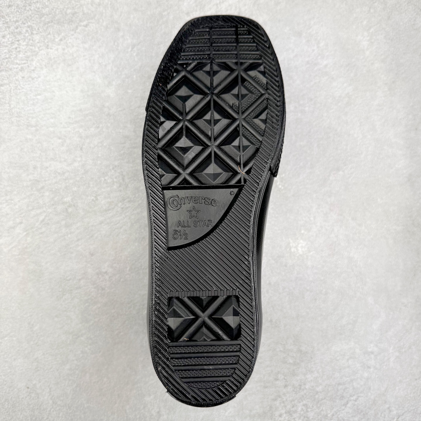 图片[9]-Converse All Star SQUARETOE Hi 匡威新款 日本限定 新款方头系列 耐磨高帮男女同款休闲帆布鞋 来自Converse Japan 全新「Square Toe」系列，保留了Chuck Taylor标志性设计，只不过把那个再熟悉不过的圆头，换成了一个干脆利落的「方头」。变化虽小，风格却大不同！ 设计上与早前Rick Owens 的联名方头有几分神似，却更日常、更易穿、更人人皆可驾驭。 值得一提的是，方头造型不仅更有态度，也在前掌预留了更多空间，让穿着体验更加舒适，好看又好穿，真的很难不心动。 货号：31316280 黑色 尺码：35 36 37 38 39 40 41 42 43 44 （⚠️方头款尺码比1970s偏大一码）-选品中心