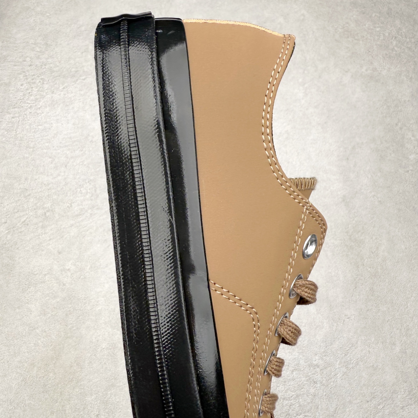 图片[6]-Converse All Star SQUARETOE Hi 匡威新款 日本限定 新款方头系列 耐磨高帮男女同款休闲帆布鞋 来自Converse Japan 全新「Square Toe」系列，保留了Chuck Taylor标志性设计，只不过把那个再熟悉不过的圆头，换成了一个干脆利落的「方头」。变化虽小，风格却大不同！ 设计上与早前Rick Owens 的联名方头有几分神似，却更日常、更易穿、更人人皆可驾驭。 值得一提的是，方头造型不仅更有态度，也在前掌预留了更多空间，让穿着体验更加舒适，好看又好穿，真的很难不心动。 货号：31316280 黑色 尺码：35 36 37 38 39 40 41 42 43 44 （⚠️方头款尺码比1970s偏大一码）-选品中心