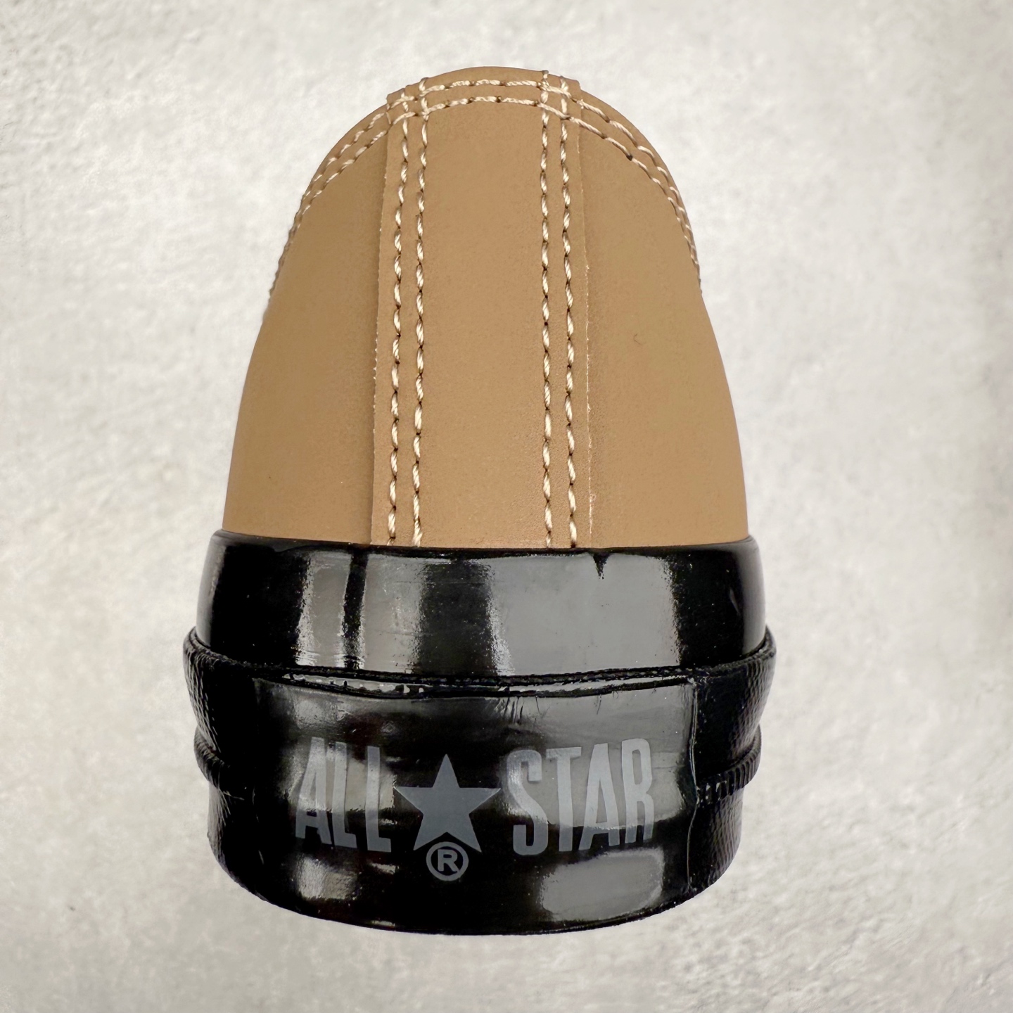 图片[8]-Converse All Star SQUARETOE Hi 匡威新款 日本限定 新款方头系列 耐磨高帮男女同款休闲帆布鞋 来自Converse Japan 全新「Square Toe」系列，保留了Chuck Taylor标志性设计，只不过把那个再熟悉不过的圆头，换成了一个干脆利落的「方头」。变化虽小，风格却大不同！ 设计上与早前Rick Owens 的联名方头有几分神似，却更日常、更易穿、更人人皆可驾驭。 值得一提的是，方头造型不仅更有态度，也在前掌预留了更多空间，让穿着体验更加舒适，好看又好穿，真的很难不心动。 货号：31316280 黑色 尺码：35 36 37 38 39 40 41 42 43 44 （⚠️方头款尺码比1970s偏大一码）-选品中心