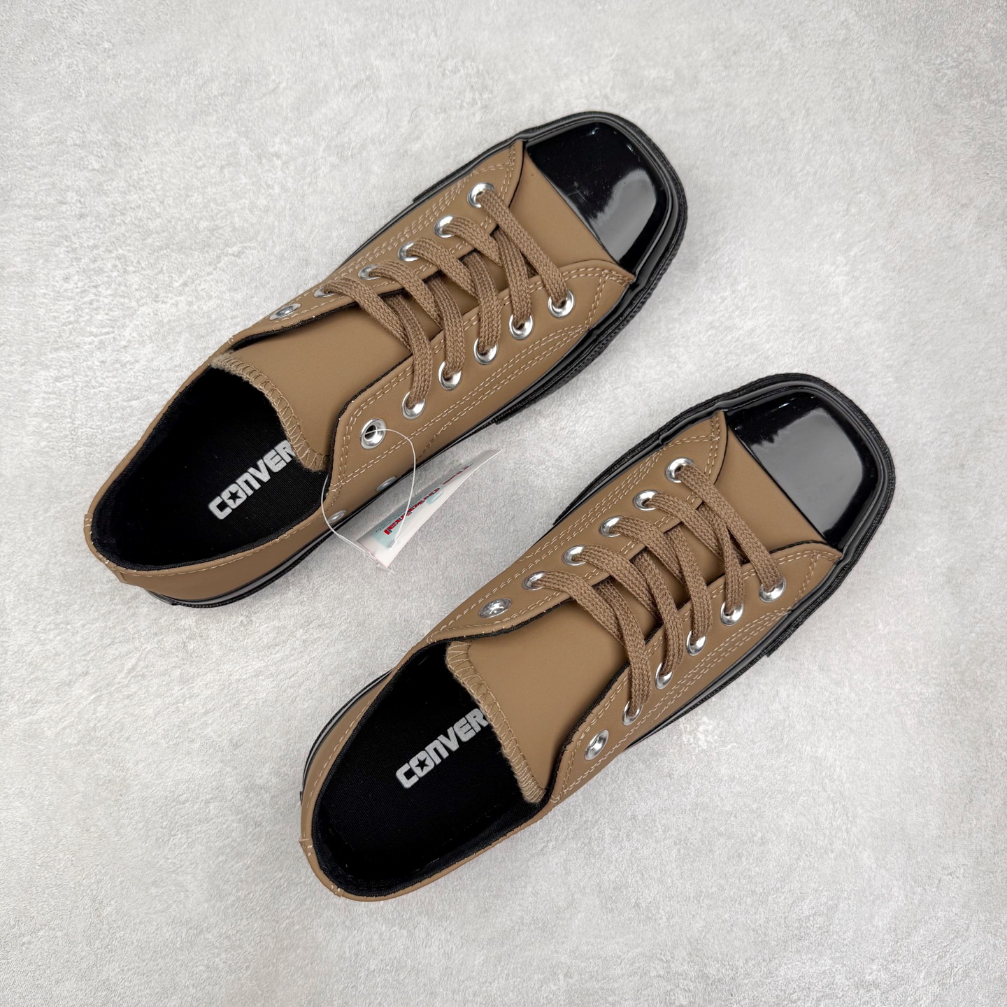 图片[3]-Converse All Star SQUARETOE Hi 匡威新款 日本限定 新款方头系列 耐磨高帮男女同款休闲帆布鞋 来自Converse Japan 全新「Square Toe」系列，保留了Chuck Taylor标志性设计，只不过把那个再熟悉不过的圆头，换成了一个干脆利落的「方头」。变化虽小，风格却大不同！ 设计上与早前Rick Owens 的联名方头有几分神似，却更日常、更易穿、更人人皆可驾驭。 值得一提的是，方头造型不仅更有态度，也在前掌预留了更多空间，让穿着体验更加舒适，好看又好穿，真的很难不心动。 货号：31316280 黑色 尺码：35 36 37 38 39 40 41 42 43 44 （⚠️方头款尺码比1970s偏大一码）-选品中心