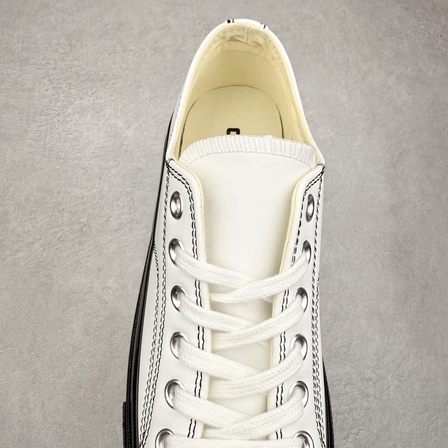 图片[5]-Converse All Star SQUARETOE Hi 匡威新款 日本限定 新款方头系列 耐磨高帮男女同款休闲帆布鞋 来自Converse Japan 全新「Square Toe」系列，保留了Chuck Taylor标志性设计，只不过把那个再熟悉不过的圆头，换成了一个干脆利落的「方头」。变化虽小，风格却大不同！ 设计上与早前Rick Owens 的联名方头有几分神似，却更日常、更易穿、更人人皆可驾驭。 值得一提的是，方头造型不仅更有态度，也在前掌预留了更多空间，让穿着体验更加舒适，好看又好穿，真的很难不心动。 货号：31316280 黑色 尺码：35 36 37 38 39 40 41 42 43 44 （⚠️方头款尺码比1970s偏大一码）-选品中心