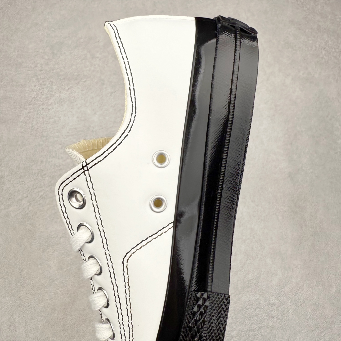 图片[7]-Converse All Star SQUARETOE Hi 匡威新款 日本限定 新款方头系列 耐磨高帮男女同款休闲帆布鞋 来自Converse Japan 全新「Square Toe」系列，保留了Chuck Taylor标志性设计，只不过把那个再熟悉不过的圆头，换成了一个干脆利落的「方头」。变化虽小，风格却大不同！ 设计上与早前Rick Owens 的联名方头有几分神似，却更日常、更易穿、更人人皆可驾驭。 值得一提的是，方头造型不仅更有态度，也在前掌预留了更多空间，让穿着体验更加舒适，好看又好穿，真的很难不心动。 货号：31316280 黑色 尺码：35 36 37 38 39 40 41 42 43 44 （⚠️方头款尺码比1970s偏大一码）-选品中心