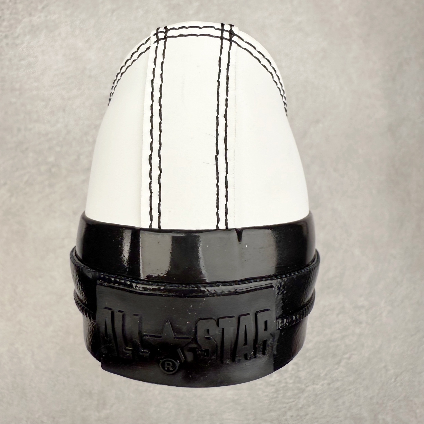 图片[8]-Converse All Star SQUARETOE Hi 匡威新款 日本限定 新款方头系列 耐磨高帮男女同款休闲帆布鞋 来自Converse Japan 全新「Square Toe」系列，保留了Chuck Taylor标志性设计，只不过把那个再熟悉不过的圆头，换成了一个干脆利落的「方头」。变化虽小，风格却大不同！ 设计上与早前Rick Owens 的联名方头有几分神似，却更日常、更易穿、更人人皆可驾驭。 值得一提的是，方头造型不仅更有态度，也在前掌预留了更多空间，让穿着体验更加舒适，好看又好穿，真的很难不心动。 货号：31316280 黑色 尺码：35 36 37 38 39 40 41 42 43 44 （⚠️方头款尺码比1970s偏大一码）-选品中心