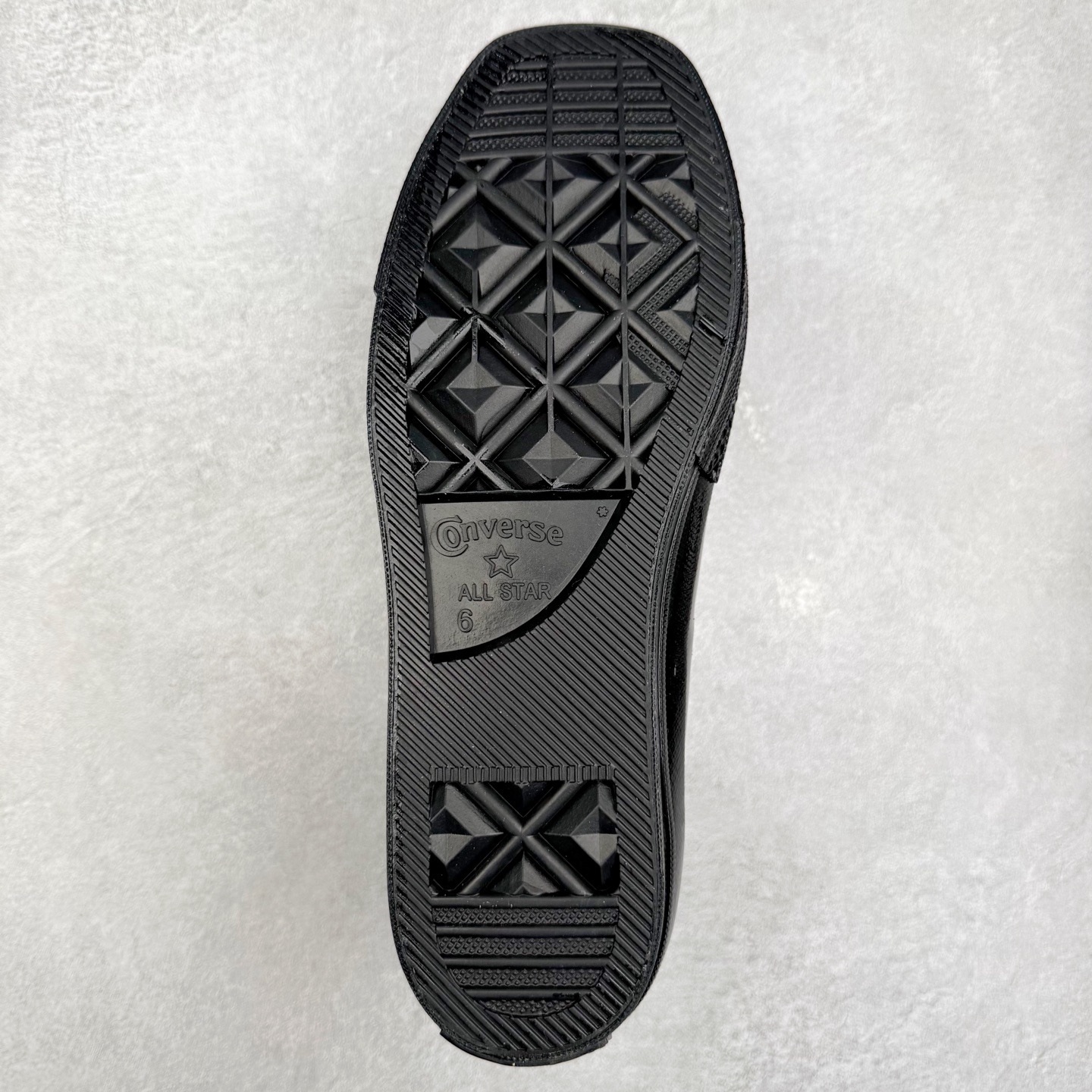 图片[9]-Converse All Star SQUARETOE Hi 匡威新款 日本限定 新款方头系列 耐磨高帮男女同款休闲帆布鞋 来自Converse Japan 全新「Square Toe」系列，保留了Chuck Taylor标志性设计，只不过把那个再熟悉不过的圆头，换成了一个干脆利落的「方头」。变化虽小，风格却大不同！ 设计上与早前Rick Owens 的联名方头有几分神似，却更日常、更易穿、更人人皆可驾驭。 值得一提的是，方头造型不仅更有态度，也在前掌预留了更多空间，让穿着体验更加舒适，好看又好穿，真的很难不心动。 货号：31316280 黑色 尺码：35 36 37 38 39 40 41 42 43 44 （⚠️方头款尺码比1970s偏大一码）-选品中心