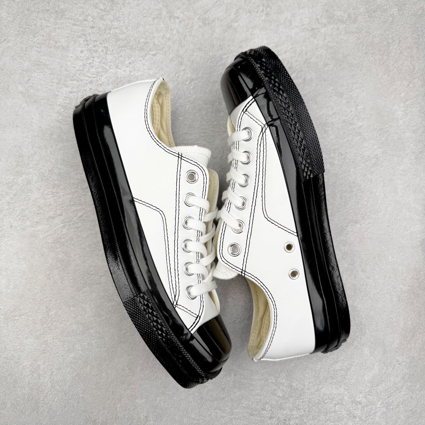 图片[3]-Converse All Star SQUARETOE Hi 匡威新款 日本限定 新款方头系列 耐磨高帮男女同款休闲帆布鞋 来自Converse Japan 全新「Square Toe」系列，保留了Chuck Taylor标志性设计，只不过把那个再熟悉不过的圆头，换成了一个干脆利落的「方头」。变化虽小，风格却大不同！ 设计上与早前Rick Owens 的联名方头有几分神似，却更日常、更易穿、更人人皆可驾驭。 值得一提的是，方头造型不仅更有态度，也在前掌预留了更多空间，让穿着体验更加舒适，好看又好穿，真的很难不心动。 货号：31316280 黑色 尺码：35 36 37 38 39 40 41 42 43 44 （⚠️方头款尺码比1970s偏大一码）-选品中心