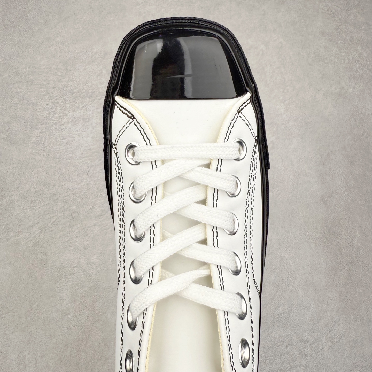 图片[4]-Converse All Star SQUARETOE Hi 匡威新款 日本限定 新款方头系列 耐磨高帮男女同款休闲帆布鞋 来自Converse Japan 全新「Square Toe」系列，保留了Chuck Taylor标志性设计，只不过把那个再熟悉不过的圆头，换成了一个干脆利落的「方头」。变化虽小，风格却大不同！ 设计上与早前Rick Owens 的联名方头有几分神似，却更日常、更易穿、更人人皆可驾驭。 值得一提的是，方头造型不仅更有态度，也在前掌预留了更多空间，让穿着体验更加舒适，好看又好穿，真的很难不心动。 货号：31316280 黑色 尺码：35 36 37 38 39 40 41 42 43 44 （⚠️方头款尺码比1970s偏大一码）-选品中心