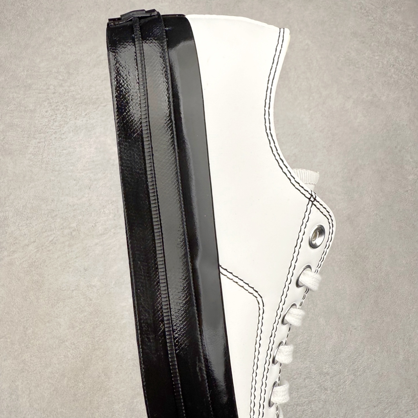 图片[6]-Converse All Star SQUARETOE Hi 匡威新款 日本限定 新款方头系列 耐磨高帮男女同款休闲帆布鞋 来自Converse Japan 全新「Square Toe」系列，保留了Chuck Taylor标志性设计，只不过把那个再熟悉不过的圆头，换成了一个干脆利落的「方头」。变化虽小，风格却大不同！ 设计上与早前Rick Owens 的联名方头有几分神似，却更日常、更易穿、更人人皆可驾驭。 值得一提的是，方头造型不仅更有态度，也在前掌预留了更多空间，让穿着体验更加舒适，好看又好穿，真的很难不心动。 货号：31316280 黑色 尺码：35 36 37 38 39 40 41 42 43 44 （⚠️方头款尺码比1970s偏大一码）-选品中心