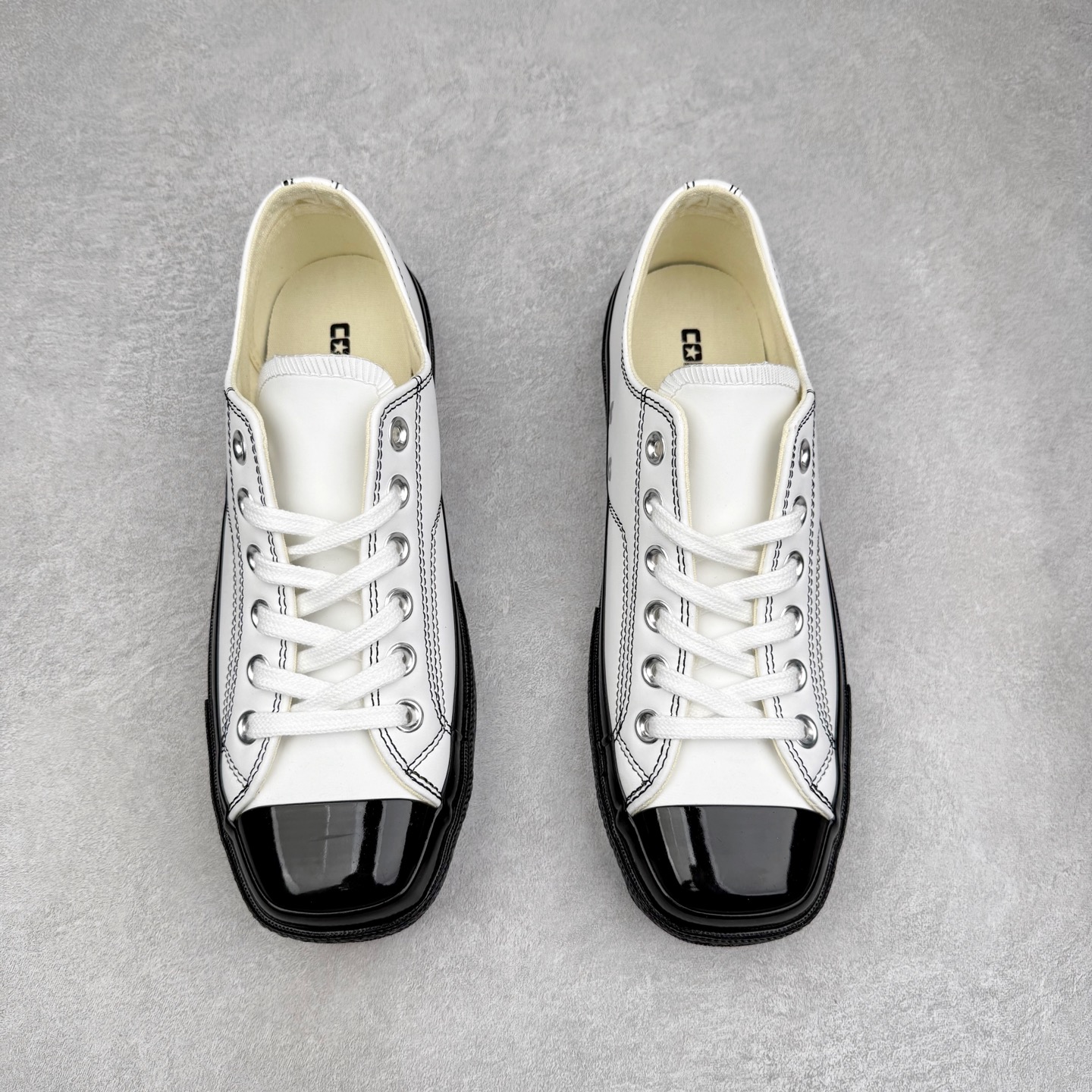 图片[2]-Converse All Star SQUARETOE Hi 匡威新款 日本限定 新款方头系列 耐磨高帮男女同款休闲帆布鞋 来自Converse Japan 全新「Square Toe」系列，保留了Chuck Taylor标志性设计，只不过把那个再熟悉不过的圆头，换成了一个干脆利落的「方头」。变化虽小，风格却大不同！ 设计上与早前Rick Owens 的联名方头有几分神似，却更日常、更易穿、更人人皆可驾驭。 值得一提的是，方头造型不仅更有态度，也在前掌预留了更多空间，让穿着体验更加舒适，好看又好穿，真的很难不心动。 货号：31316280 黑色 尺码：35 36 37 38 39 40 41 42 43 44 （⚠️方头款尺码比1970s偏大一码）-选品中心