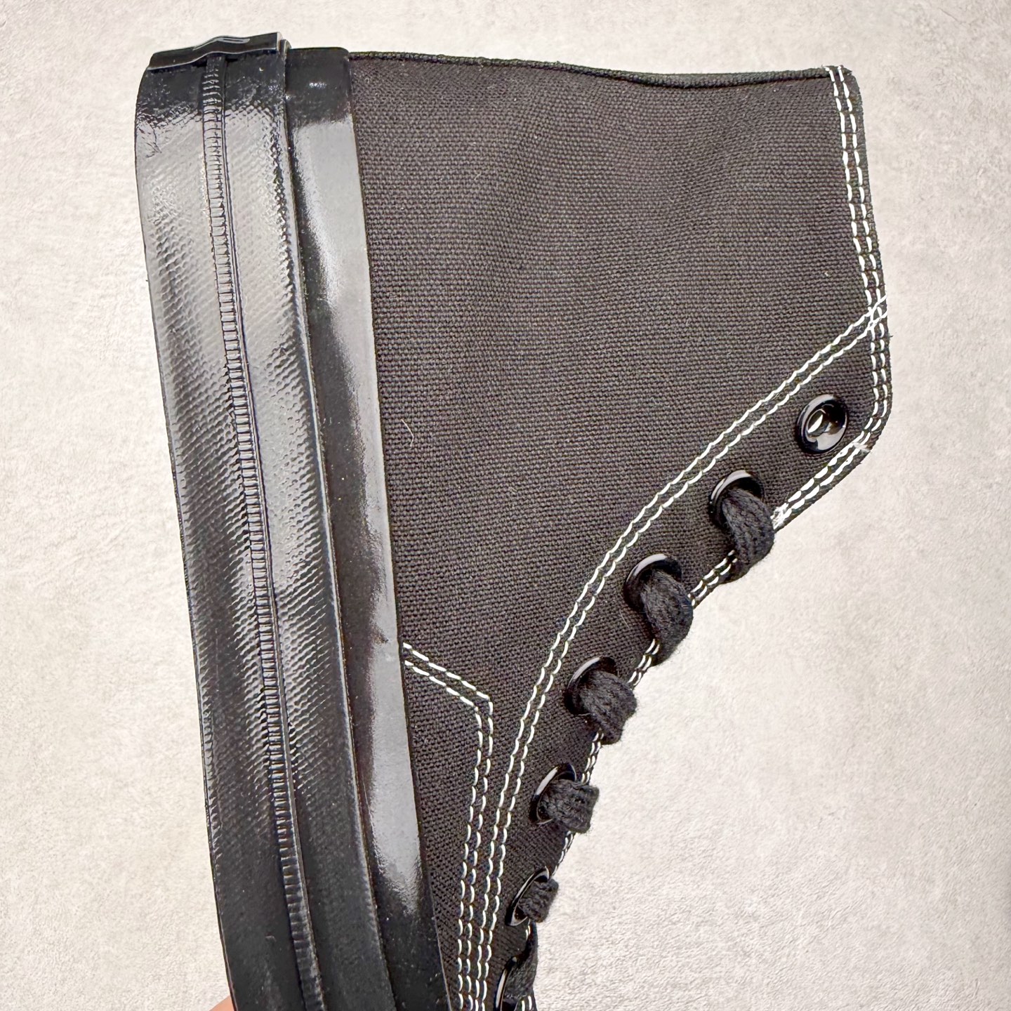 图片[6]-Converse All Star SQUARETOE Hi 匡威新款 日本限定 新款方头系列 耐磨高帮男女同款休闲帆布鞋 来自Converse Japan 全新「Square Toe」系列，保留了Chuck Taylor标志性设计，只不过把那个再熟悉不过的圆头，换成了一个干脆利落的「方头」。变化虽小，风格却大不同！ 设计上与早前Rick Owens 的联名方头有几分神似，却更日常、更易穿、更人人皆可驾驭。 值得一提的是，方头造型不仅更有态度，也在前掌预留了更多空间，让穿着体验更加舒适，好看又好穿，真的很难不心动。 货号：31316280 黑色 尺码：35 36 37 38 39 40 41 42 43 44 （⚠️方头款尺码比1970s偏大一码）-选品中心