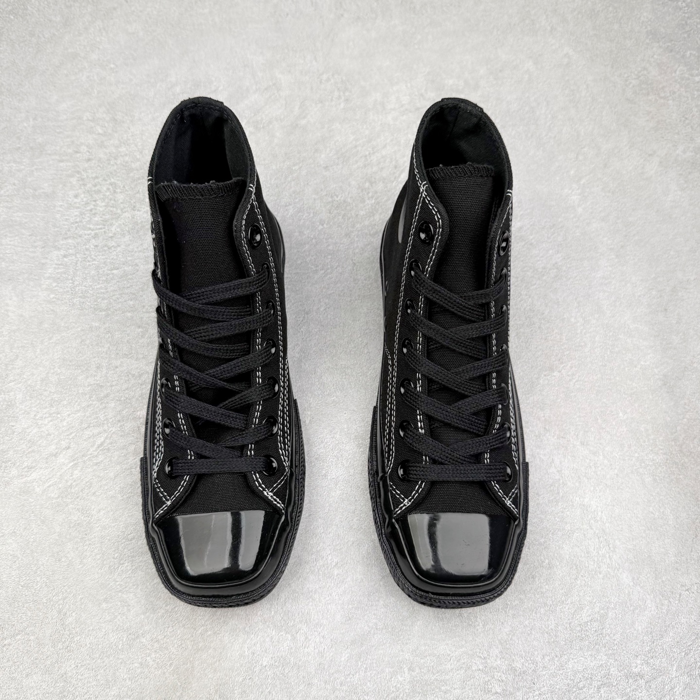 图片[2]-Converse All Star SQUARETOE Hi 匡威新款 日本限定 新款方头系列 耐磨高帮男女同款休闲帆布鞋 来自Converse Japan 全新「Square Toe」系列，保留了Chuck Taylor标志性设计，只不过把那个再熟悉不过的圆头，换成了一个干脆利落的「方头」。变化虽小，风格却大不同！ 设计上与早前Rick Owens 的联名方头有几分神似，却更日常、更易穿、更人人皆可驾驭。 值得一提的是，方头造型不仅更有态度，也在前掌预留了更多空间，让穿着体验更加舒适，好看又好穿，真的很难不心动。 货号：31316280 黑色 尺码：35 36 37 38 39 40 41 42 43 44 （⚠️方头款尺码比1970s偏大一码）-选品中心