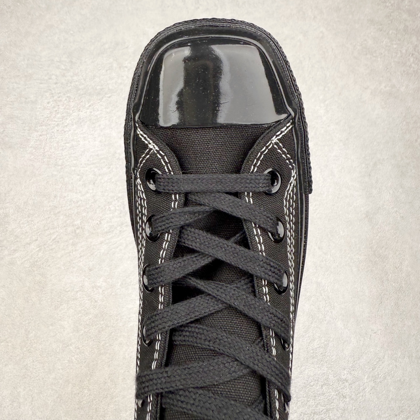 图片[4]-Converse All Star SQUARETOE Hi 匡威新款 日本限定 新款方头系列 耐磨高帮男女同款休闲帆布鞋 来自Converse Japan 全新「Square Toe」系列，保留了Chuck Taylor标志性设计，只不过把那个再熟悉不过的圆头，换成了一个干脆利落的「方头」。变化虽小，风格却大不同！ 设计上与早前Rick Owens 的联名方头有几分神似，却更日常、更易穿、更人人皆可驾驭。 值得一提的是，方头造型不仅更有态度，也在前掌预留了更多空间，让穿着体验更加舒适，好看又好穿，真的很难不心动。 货号：31316280 黑色 尺码：35 36 37 38 39 40 41 42 43 44 （⚠️方头款尺码比1970s偏大一码）-选品中心