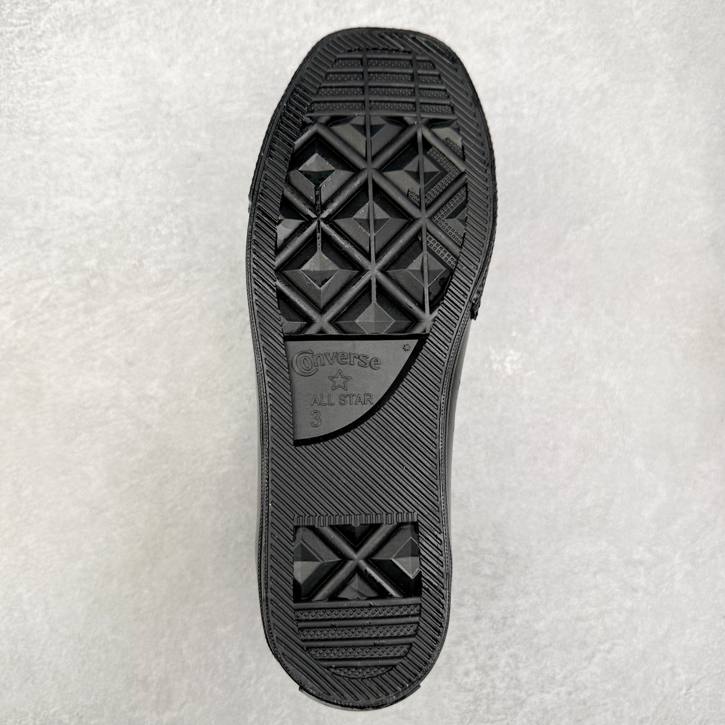 图片[9]-Converse All Star SQUARETOE Hi 匡威新款 日本限定 新款方头系列 耐磨高帮男女同款休闲帆布鞋 来自Converse Japan 全新「Square Toe」系列，保留了Chuck Taylor标志性设计，只不过把那个再熟悉不过的圆头，换成了一个干脆利落的「方头」。变化虽小，风格却大不同！ 设计上与早前Rick Owens 的联名方头有几分神似，却更日常、更易穿、更人人皆可驾驭。 值得一提的是，方头造型不仅更有态度，也在前掌预留了更多空间，让穿着体验更加舒适，好看又好穿，真的很难不心动。 货号：31316280 黑色 尺码：35 36 37 38 39 40 41 42 43 44 （⚠️方头款尺码比1970s偏大一码）-选品中心