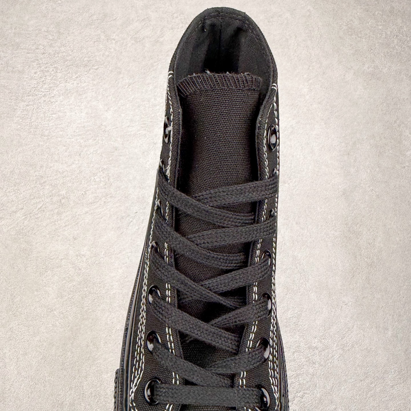 图片[5]-Converse All Star SQUARETOE Hi 匡威新款 日本限定 新款方头系列 耐磨高帮男女同款休闲帆布鞋 来自Converse Japan 全新「Square Toe」系列，保留了Chuck Taylor标志性设计，只不过把那个再熟悉不过的圆头，换成了一个干脆利落的「方头」。变化虽小，风格却大不同！ 设计上与早前Rick Owens 的联名方头有几分神似，却更日常、更易穿、更人人皆可驾驭。 值得一提的是，方头造型不仅更有态度，也在前掌预留了更多空间，让穿着体验更加舒适，好看又好穿，真的很难不心动。 货号：31316280 黑色 尺码：35 36 37 38 39 40 41 42 43 44 （⚠️方头款尺码比1970s偏大一码）-选品中心