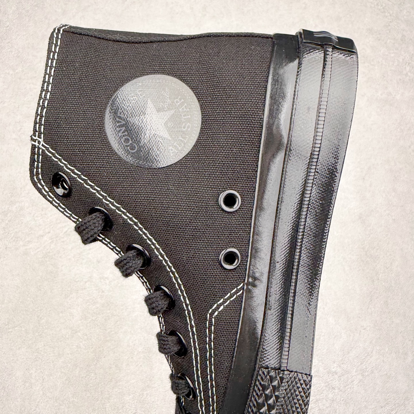 图片[7]-Converse All Star SQUARETOE Hi 匡威新款 日本限定 新款方头系列 耐磨高帮男女同款休闲帆布鞋 来自Converse Japan 全新「Square Toe」系列，保留了Chuck Taylor标志性设计，只不过把那个再熟悉不过的圆头，换成了一个干脆利落的「方头」。变化虽小，风格却大不同！ 设计上与早前Rick Owens 的联名方头有几分神似，却更日常、更易穿、更人人皆可驾驭。 值得一提的是，方头造型不仅更有态度，也在前掌预留了更多空间，让穿着体验更加舒适，好看又好穿，真的很难不心动。 货号：31316280 黑色 尺码：35 36 37 38 39 40 41 42 43 44 （⚠️方头款尺码比1970s偏大一码）-选品中心