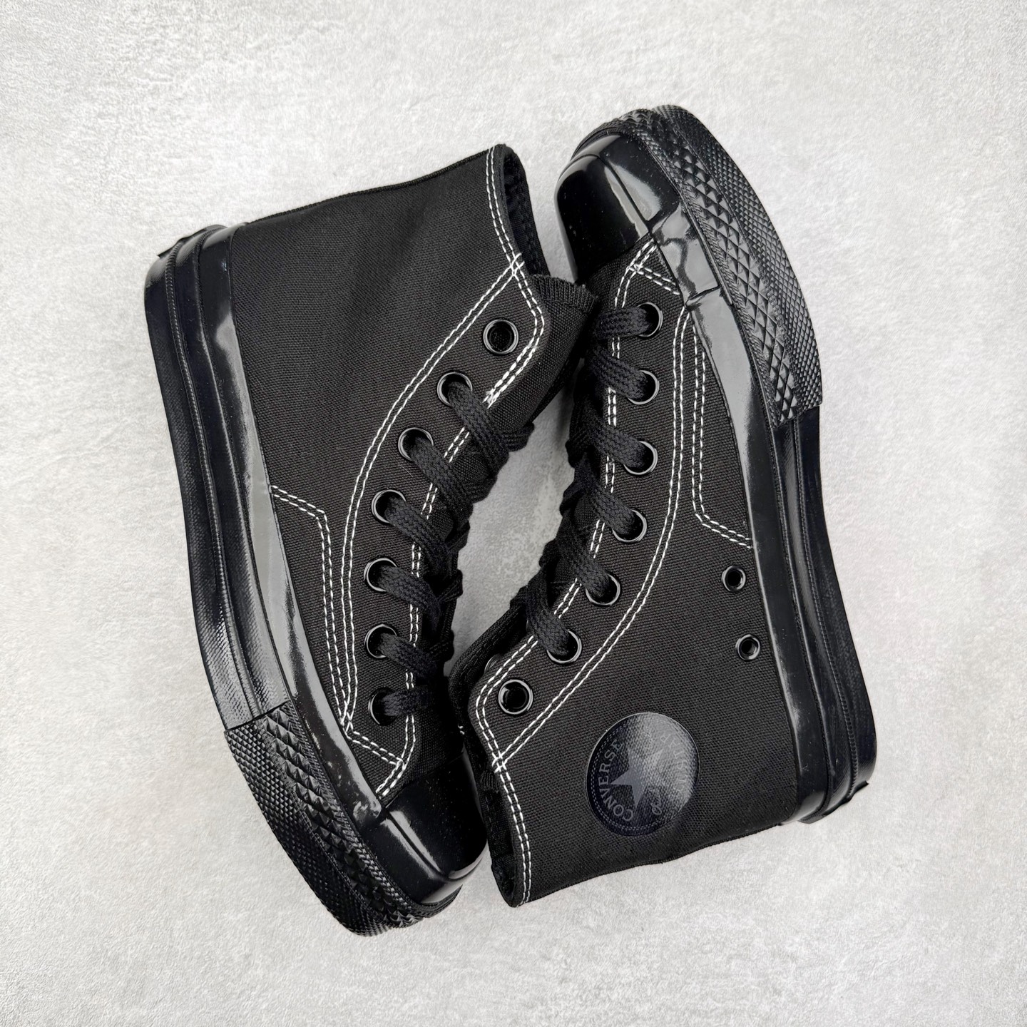 图片[3]-Converse All Star SQUARETOE Hi 匡威新款 日本限定 新款方头系列 耐磨高帮男女同款休闲帆布鞋 来自Converse Japan 全新「Square Toe」系列，保留了Chuck Taylor标志性设计，只不过把那个再熟悉不过的圆头，换成了一个干脆利落的「方头」。变化虽小，风格却大不同！ 设计上与早前Rick Owens 的联名方头有几分神似，却更日常、更易穿、更人人皆可驾驭。 值得一提的是，方头造型不仅更有态度，也在前掌预留了更多空间，让穿着体验更加舒适，好看又好穿，真的很难不心动。 货号：31316280 黑色 尺码：35 36 37 38 39 40 41 42 43 44 （⚠️方头款尺码比1970s偏大一码）-选品中心