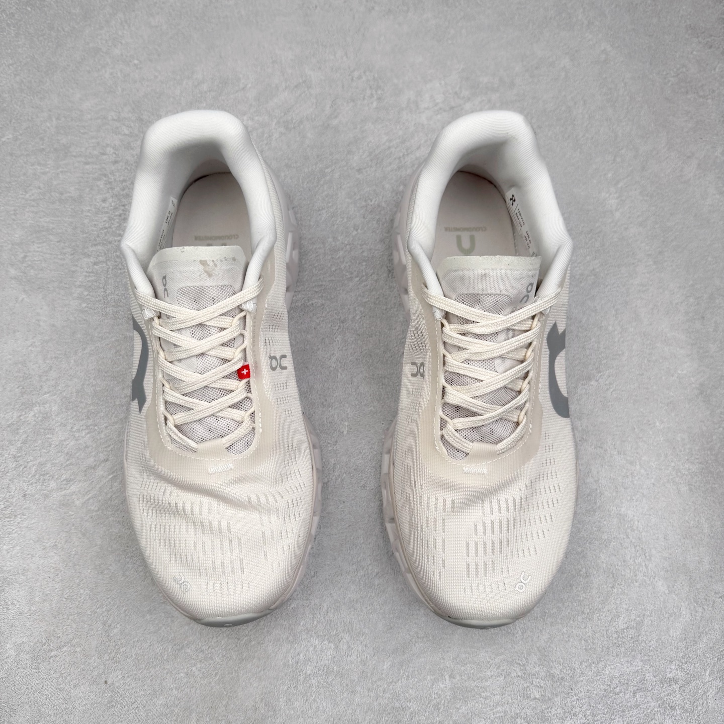 图片[2]-＃DT On昂跑 Cloudmonster 2 舒适百搭低帮训练跑步鞋 此运动品牌 开创于2010年 缓震着陆、强效回弹、轻柔质感的设计构思始终是ON研制关键 与此同时基于“为全球提供革新性的跑步感受”信念 陆续推出了多款跑鞋及其以专业运动人体跑步工程学为设计关键的功能性跑步服饰设备 让跑者不费力气地畅快畅跑 尺码：36 36.5 37.5 38 38.5 39 40 40.5 41 42 42.5 43 44 44.5 45-选品中心