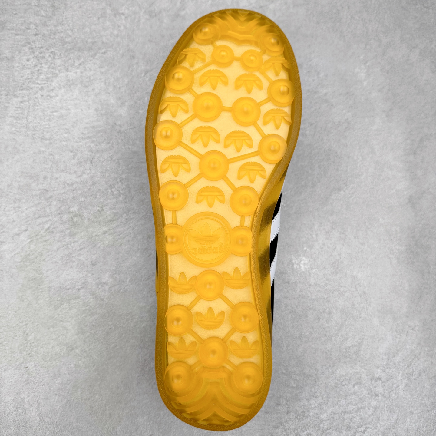 图片[9]-＃福利特价 Bad Bunny x AD Gazelle Indoor Trainers 坏痞兔联名羚羊内训系列低帮复古百搭休闲运动德训风板鞋 Bad Bunny本人在杂志拍摄时率先上脚带一波节奏，emm，手上拿的杂志封面还是Kylie，看来前女友和布克重新约会，这位哥也还是没放下啊…回到鞋款本身，整体选择了简约的黑白皮革搭配浅灰色长绒麂皮材质，最后以半透明生胶大底收尾，质感在线。不同于以往联名的调色盘操作，Bad Bunny对Gazelle indoor进行了加宽加厚处理，以及鞋头变形的设计，带来全新的歪头面包鞋型Gazelle。此外，鞋款标签直接呈现在后跟处，鞋侧adidas标识下方还加入了\\\”benito\\\”字样，辨识度拉满。尺码：35 36 36⅔ 37⅓ 38 38⅔ 39⅓ 40 40⅔ 41⅓ 42 42⅔ 43⅓ 44 44⅔ 45-选品中心