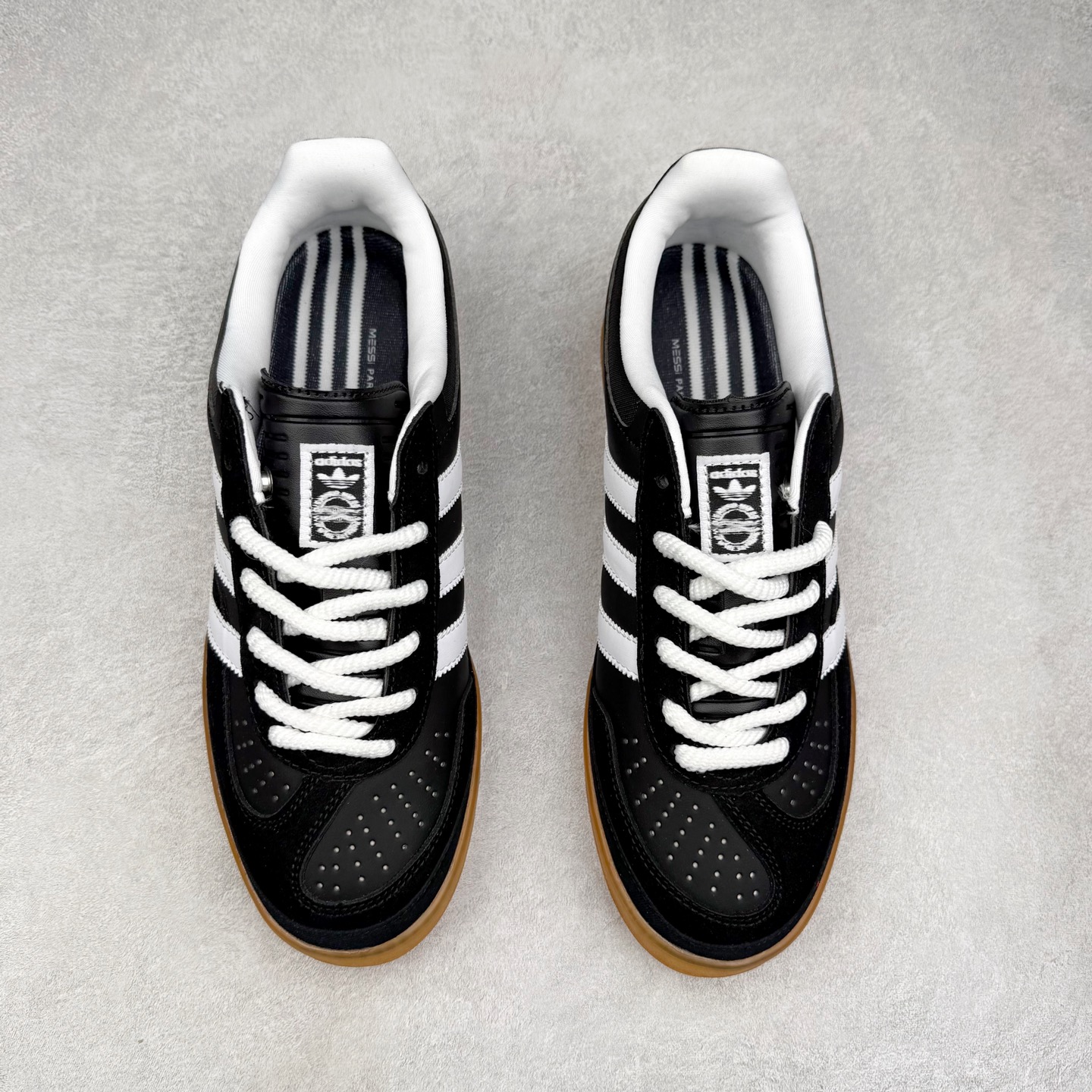 图片[2]-＃福利特价 Bad Bunny x AD Gazelle Indoor Trainers 坏痞兔联名羚羊内训系列低帮复古百搭休闲运动德训风板鞋 Bad Bunny本人在杂志拍摄时率先上脚带一波节奏，emm，手上拿的杂志封面还是Kylie，看来前女友和布克重新约会，这位哥也还是没放下啊…回到鞋款本身，整体选择了简约的黑白皮革搭配浅灰色长绒麂皮材质，最后以半透明生胶大底收尾，质感在线。不同于以往联名的调色盘操作，Bad Bunny对Gazelle indoor进行了加宽加厚处理，以及鞋头变形的设计，带来全新的歪头面包鞋型Gazelle。此外，鞋款标签直接呈现在后跟处，鞋侧adidas标识下方还加入了\\\”benito\\\”字样，辨识度拉满。尺码：35 36 36⅔ 37⅓ 38 38⅔ 39⅓ 40 40⅔ 41⅓ 42 42⅔ 43⅓ 44 44⅔ 45-选品中心