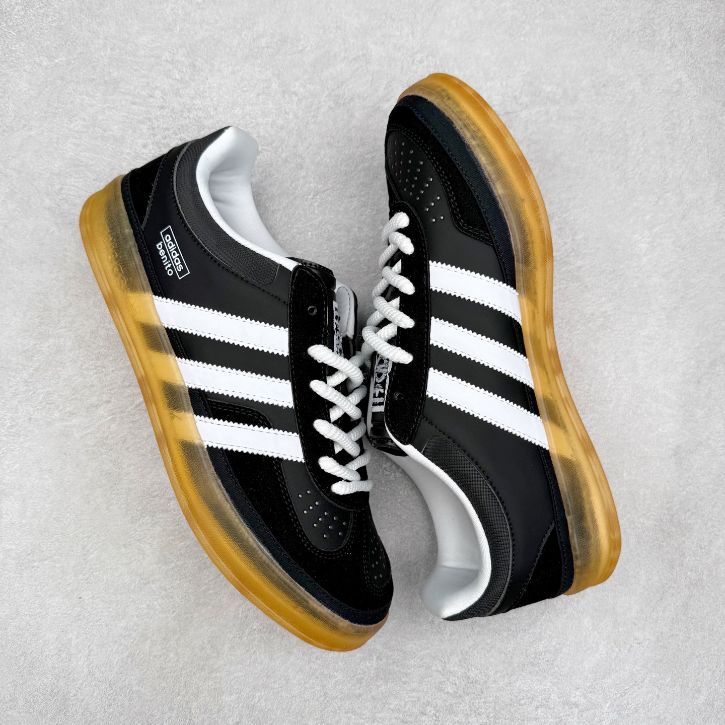 图片[3]-＃福利特价 Bad Bunny x AD Gazelle Indoor Trainers 坏痞兔联名羚羊内训系列低帮复古百搭休闲运动德训风板鞋 Bad Bunny本人在杂志拍摄时率先上脚带一波节奏，emm，手上拿的杂志封面还是Kylie，看来前女友和布克重新约会，这位哥也还是没放下啊…回到鞋款本身，整体选择了简约的黑白皮革搭配浅灰色长绒麂皮材质，最后以半透明生胶大底收尾，质感在线。不同于以往联名的调色盘操作，Bad Bunny对Gazelle indoor进行了加宽加厚处理，以及鞋头变形的设计，带来全新的歪头面包鞋型Gazelle。此外，鞋款标签直接呈现在后跟处，鞋侧adidas标识下方还加入了\\\”benito\\\”字样，辨识度拉满。尺码：35 36 36⅔ 37⅓ 38 38⅔ 39⅓ 40 40⅔ 41⅓ 42 42⅔ 43⅓ 44 44⅔ 45-选品中心