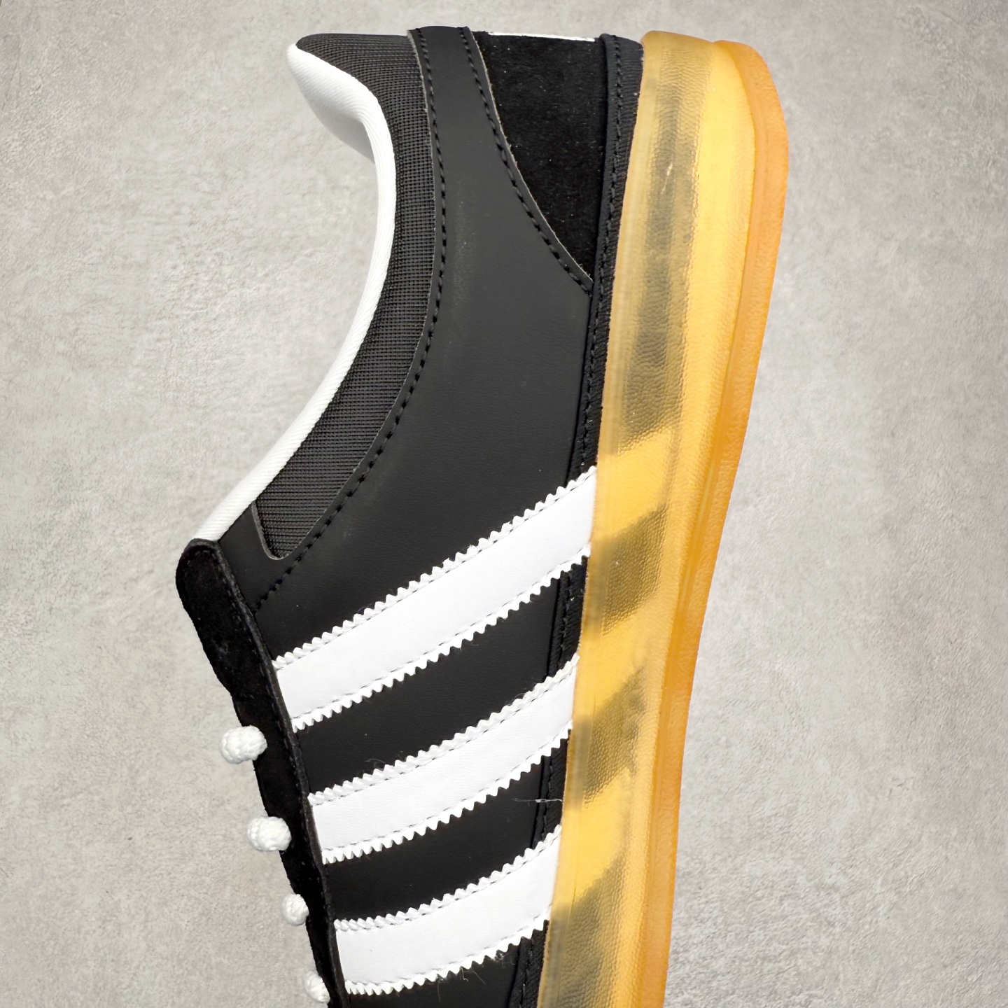 图片[7]-＃福利特价 Bad Bunny x AD Gazelle Indoor Trainers 坏痞兔联名羚羊内训系列低帮复古百搭休闲运动德训风板鞋 Bad Bunny本人在杂志拍摄时率先上脚带一波节奏，emm，手上拿的杂志封面还是Kylie，看来前女友和布克重新约会，这位哥也还是没放下啊…回到鞋款本身，整体选择了简约的黑白皮革搭配浅灰色长绒麂皮材质，最后以半透明生胶大底收尾，质感在线。不同于以往联名的调色盘操作，Bad Bunny对Gazelle indoor进行了加宽加厚处理，以及鞋头变形的设计，带来全新的歪头面包鞋型Gazelle。此外，鞋款标签直接呈现在后跟处，鞋侧adidas标识下方还加入了\\\”benito\\\”字样，辨识度拉满。尺码：35 36 36⅔ 37⅓ 38 38⅔ 39⅓ 40 40⅔ 41⅓ 42 42⅔ 43⅓ 44 44⅔ 45-选品中心