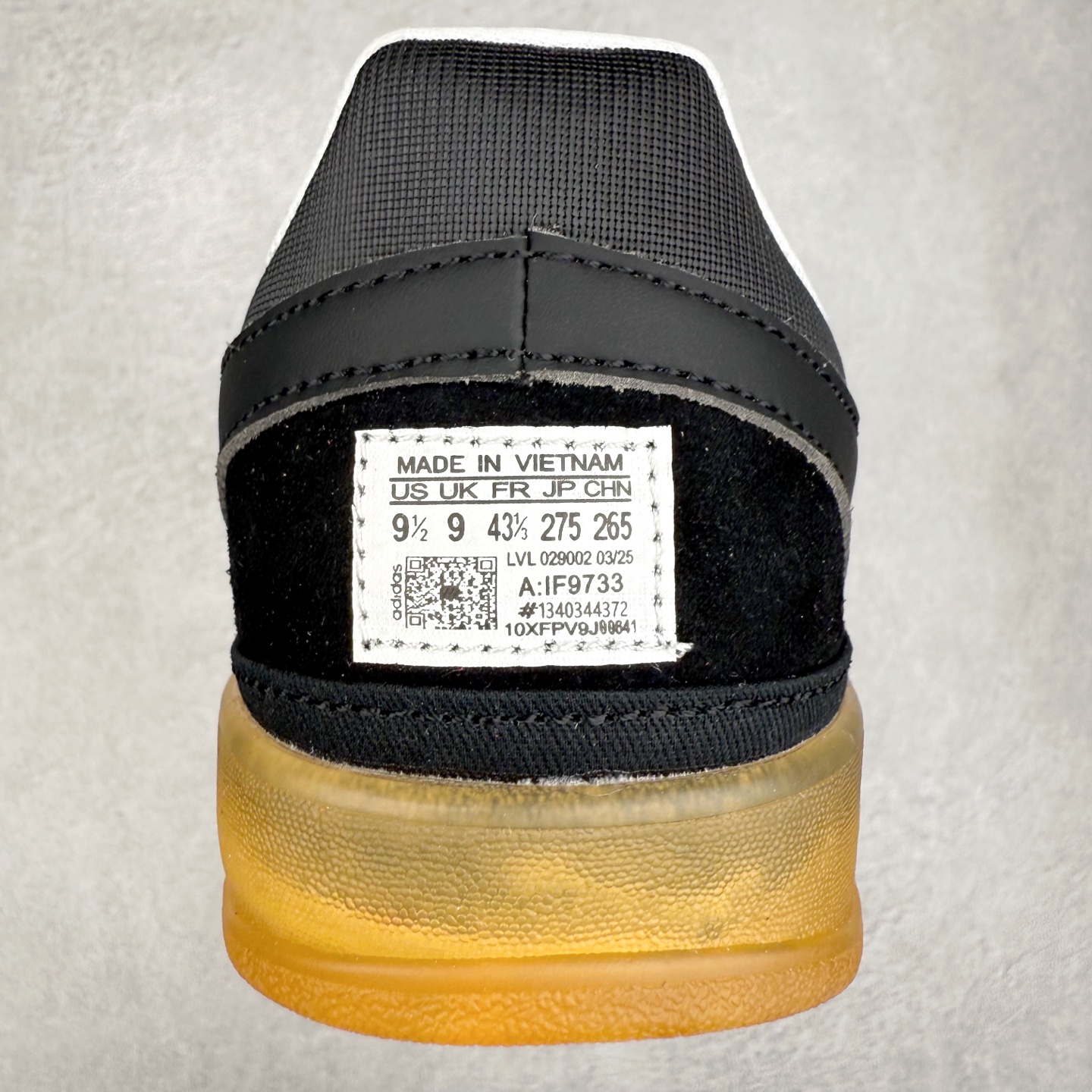 图片[8]-＃福利特价 Bad Bunny x AD Gazelle Indoor Trainers 坏痞兔联名羚羊内训系列低帮复古百搭休闲运动德训风板鞋 Bad Bunny本人在杂志拍摄时率先上脚带一波节奏，emm，手上拿的杂志封面还是Kylie，看来前女友和布克重新约会，这位哥也还是没放下啊…回到鞋款本身，整体选择了简约的黑白皮革搭配浅灰色长绒麂皮材质，最后以半透明生胶大底收尾，质感在线。不同于以往联名的调色盘操作，Bad Bunny对Gazelle indoor进行了加宽加厚处理，以及鞋头变形的设计，带来全新的歪头面包鞋型Gazelle。此外，鞋款标签直接呈现在后跟处，鞋侧adidas标识下方还加入了\\\”benito\\\”字样，辨识度拉满。尺码：35 36 36⅔ 37⅓ 38 38⅔ 39⅓ 40 40⅔ 41⅓ 42 42⅔ 43⅓ 44 44⅔ 45-选品中心