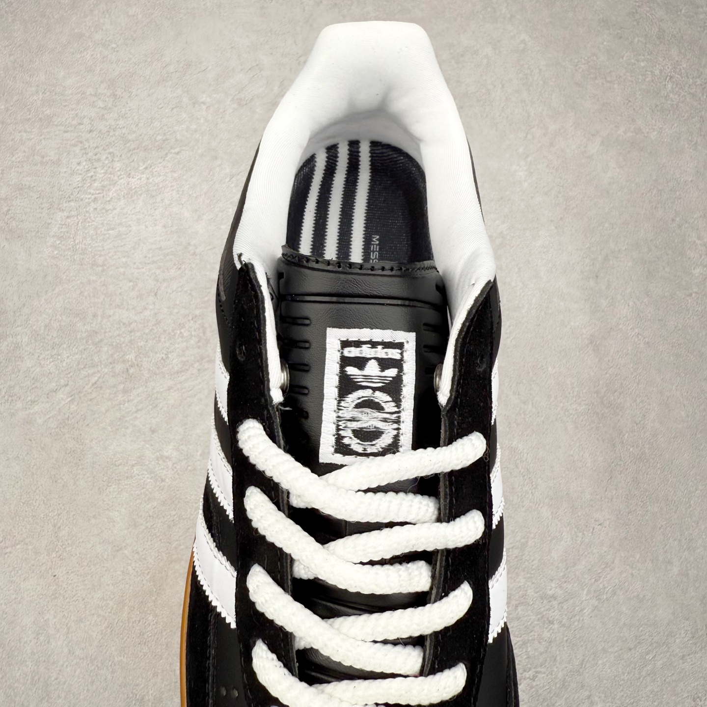 图片[5]-＃福利特价 Bad Bunny x AD Gazelle Indoor Trainers 坏痞兔联名羚羊内训系列低帮复古百搭休闲运动德训风板鞋 Bad Bunny本人在杂志拍摄时率先上脚带一波节奏，emm，手上拿的杂志封面还是Kylie，看来前女友和布克重新约会，这位哥也还是没放下啊…回到鞋款本身，整体选择了简约的黑白皮革搭配浅灰色长绒麂皮材质，最后以半透明生胶大底收尾，质感在线。不同于以往联名的调色盘操作，Bad Bunny对Gazelle indoor进行了加宽加厚处理，以及鞋头变形的设计，带来全新的歪头面包鞋型Gazelle。此外，鞋款标签直接呈现在后跟处，鞋侧adidas标识下方还加入了\\\”benito\\\”字样，辨识度拉满。尺码：35 36 36⅔ 37⅓ 38 38⅔ 39⅓ 40 40⅔ 41⅓ 42 42⅔ 43⅓ 44 44⅔ 45-选品中心