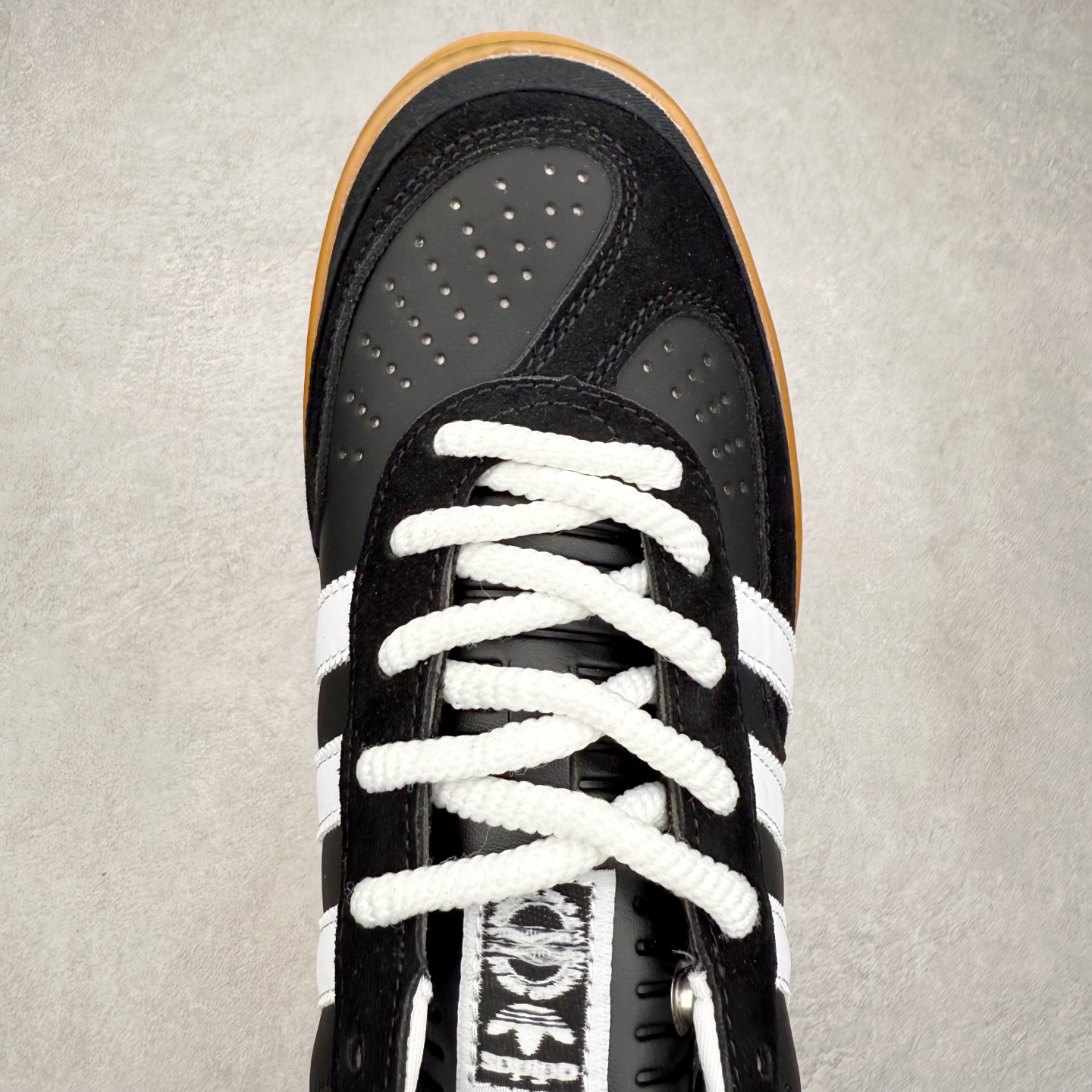 图片[4]-＃福利特价 Bad Bunny x AD Gazelle Indoor Trainers 坏痞兔联名羚羊内训系列低帮复古百搭休闲运动德训风板鞋 Bad Bunny本人在杂志拍摄时率先上脚带一波节奏，emm，手上拿的杂志封面还是Kylie，看来前女友和布克重新约会，这位哥也还是没放下啊…回到鞋款本身，整体选择了简约的黑白皮革搭配浅灰色长绒麂皮材质，最后以半透明生胶大底收尾，质感在线。不同于以往联名的调色盘操作，Bad Bunny对Gazelle indoor进行了加宽加厚处理，以及鞋头变形的设计，带来全新的歪头面包鞋型Gazelle。此外，鞋款标签直接呈现在后跟处，鞋侧adidas标识下方还加入了\\\”benito\\\”字样，辨识度拉满。尺码：35 36 36⅔ 37⅓ 38 38⅔ 39⅓ 40 40⅔ 41⅓ 42 42⅔ 43⅓ 44 44⅔ 45-选品中心