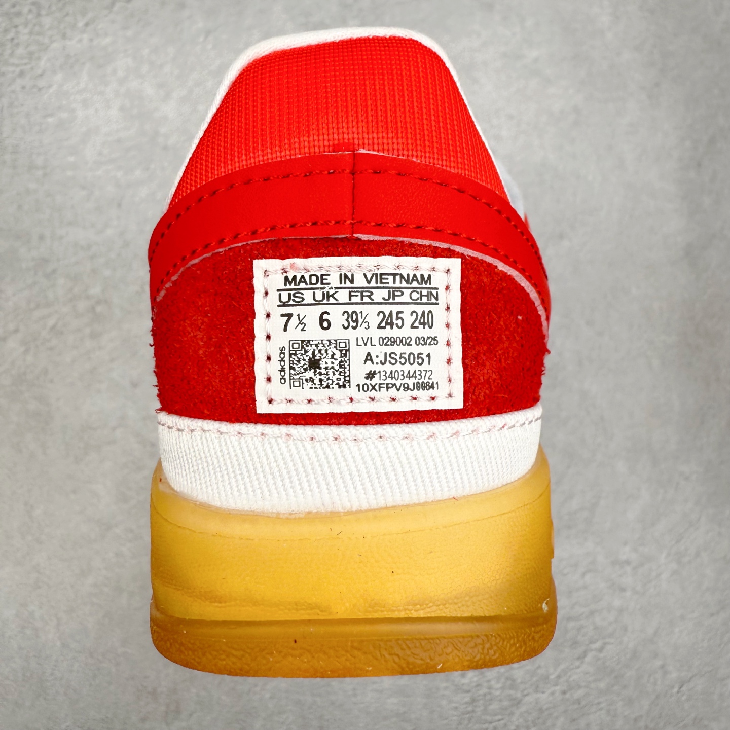 图片[8]-＃福利特价 Bad Bunny x AD Gazelle Indoor Trainers 坏痞兔联名羚羊内训系列低帮复古百搭休闲运动德训风板鞋 Bad Bunny本人在杂志拍摄时率先上脚带一波节奏，emm，手上拿的杂志封面还是Kylie，看来前女友和布克重新约会，这位哥也还是没放下啊…回到鞋款本身，整体选择了简约的黑白皮革搭配浅灰色长绒麂皮材质，最后以半透明生胶大底收尾，质感在线。不同于以往联名的调色盘操作，Bad Bunny对Gazelle indoor进行了加宽加厚处理，以及鞋头变形的设计，带来全新的歪头面包鞋型Gazelle。此外，鞋款标签直接呈现在后跟处，鞋侧adidas标识下方还加入了\\\”benito\\\”字样，辨识度拉满。尺码：35 36 36⅔ 37⅓ 38 38⅔ 39⅓ 40 40⅔ 41⅓ 42 42⅔ 43⅓ 44 44⅔ 45-选品中心