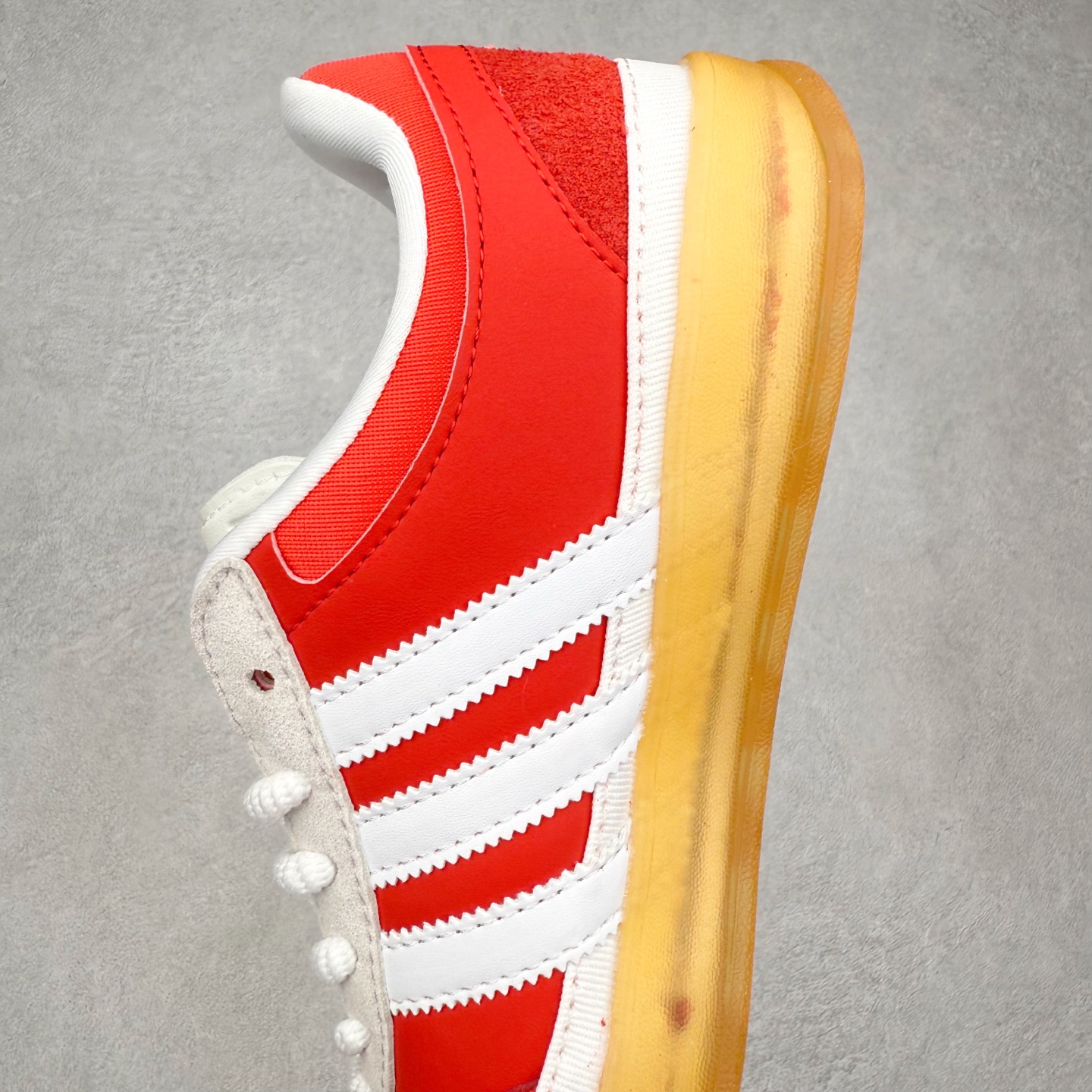 图片[7]-＃福利特价 Bad Bunny x AD Gazelle Indoor Trainers 坏痞兔联名羚羊内训系列低帮复古百搭休闲运动德训风板鞋 Bad Bunny本人在杂志拍摄时率先上脚带一波节奏，emm，手上拿的杂志封面还是Kylie，看来前女友和布克重新约会，这位哥也还是没放下啊…回到鞋款本身，整体选择了简约的黑白皮革搭配浅灰色长绒麂皮材质，最后以半透明生胶大底收尾，质感在线。不同于以往联名的调色盘操作，Bad Bunny对Gazelle indoor进行了加宽加厚处理，以及鞋头变形的设计，带来全新的歪头面包鞋型Gazelle。此外，鞋款标签直接呈现在后跟处，鞋侧adidas标识下方还加入了\\\”benito\\\”字样，辨识度拉满。尺码：35 36 36⅔ 37⅓ 38 38⅔ 39⅓ 40 40⅔ 41⅓ 42 42⅔ 43⅓ 44 44⅔ 45-选品中心