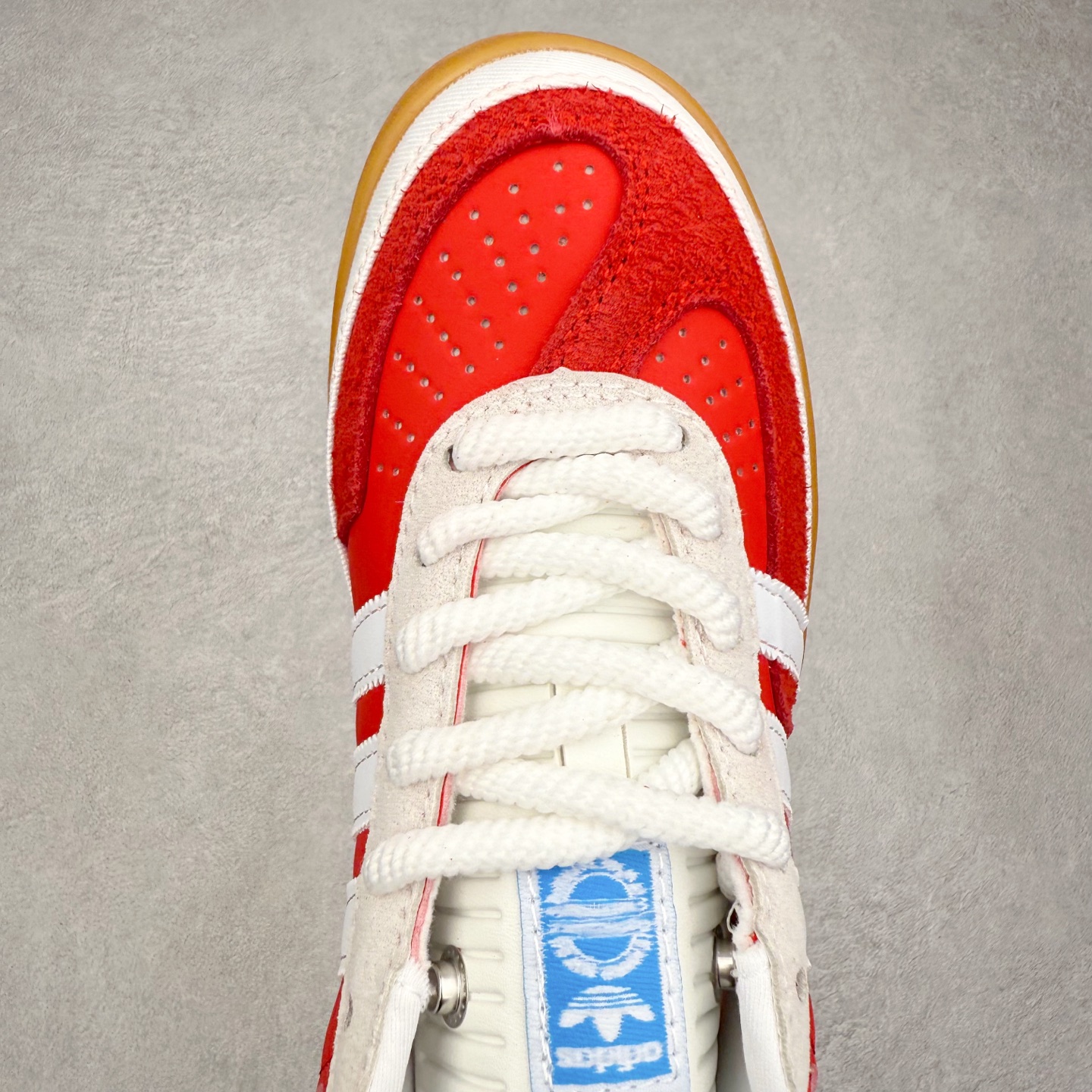 图片[4]-＃福利特价 Bad Bunny x AD Gazelle Indoor Trainers 坏痞兔联名羚羊内训系列低帮复古百搭休闲运动德训风板鞋 Bad Bunny本人在杂志拍摄时率先上脚带一波节奏，emm，手上拿的杂志封面还是Kylie，看来前女友和布克重新约会，这位哥也还是没放下啊…回到鞋款本身，整体选择了简约的黑白皮革搭配浅灰色长绒麂皮材质，最后以半透明生胶大底收尾，质感在线。不同于以往联名的调色盘操作，Bad Bunny对Gazelle indoor进行了加宽加厚处理，以及鞋头变形的设计，带来全新的歪头面包鞋型Gazelle。此外，鞋款标签直接呈现在后跟处，鞋侧adidas标识下方还加入了\\\”benito\\\”字样，辨识度拉满。尺码：35 36 36⅔ 37⅓ 38 38⅔ 39⅓ 40 40⅔ 41⅓ 42 42⅔ 43⅓ 44 44⅔ 45-选品中心