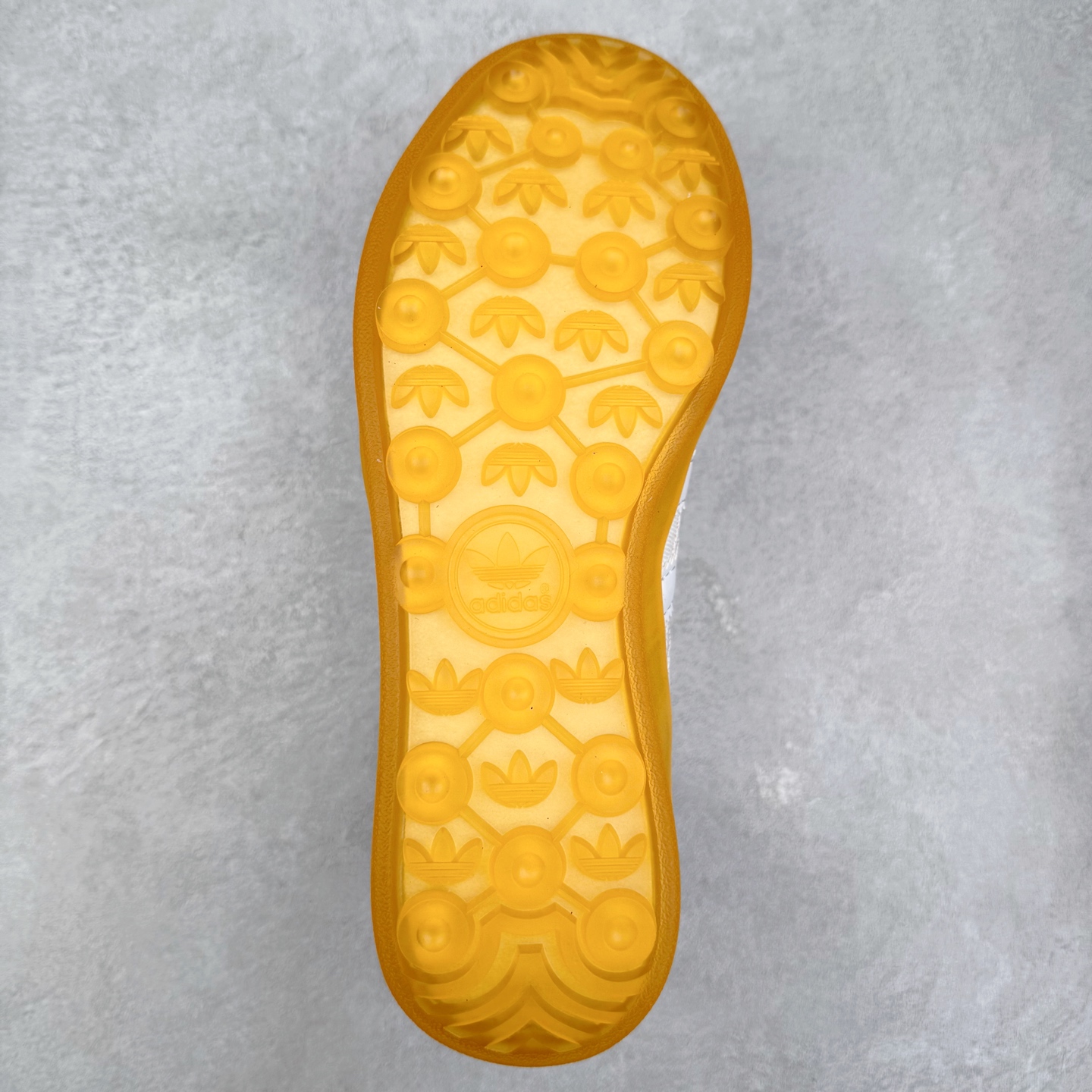 图片[9]-＃福利特价 Bad Bunny x AD Gazelle Indoor Trainers 坏痞兔联名羚羊内训系列低帮复古百搭休闲运动德训风板鞋 Bad Bunny本人在杂志拍摄时率先上脚带一波节奏，emm，手上拿的杂志封面还是Kylie，看来前女友和布克重新约会，这位哥也还是没放下啊…回到鞋款本身，整体选择了简约的黑白皮革搭配浅灰色长绒麂皮材质，最后以半透明生胶大底收尾，质感在线。不同于以往联名的调色盘操作，Bad Bunny对Gazelle indoor进行了加宽加厚处理，以及鞋头变形的设计，带来全新的歪头面包鞋型Gazelle。此外，鞋款标签直接呈现在后跟处，鞋侧adidas标识下方还加入了\\\”benito\\\”字样，辨识度拉满。尺码：35 36 36⅔ 37⅓ 38 38⅔ 39⅓ 40 40⅔ 41⅓ 42 42⅔ 43⅓ 44 44⅔ 45-选品中心